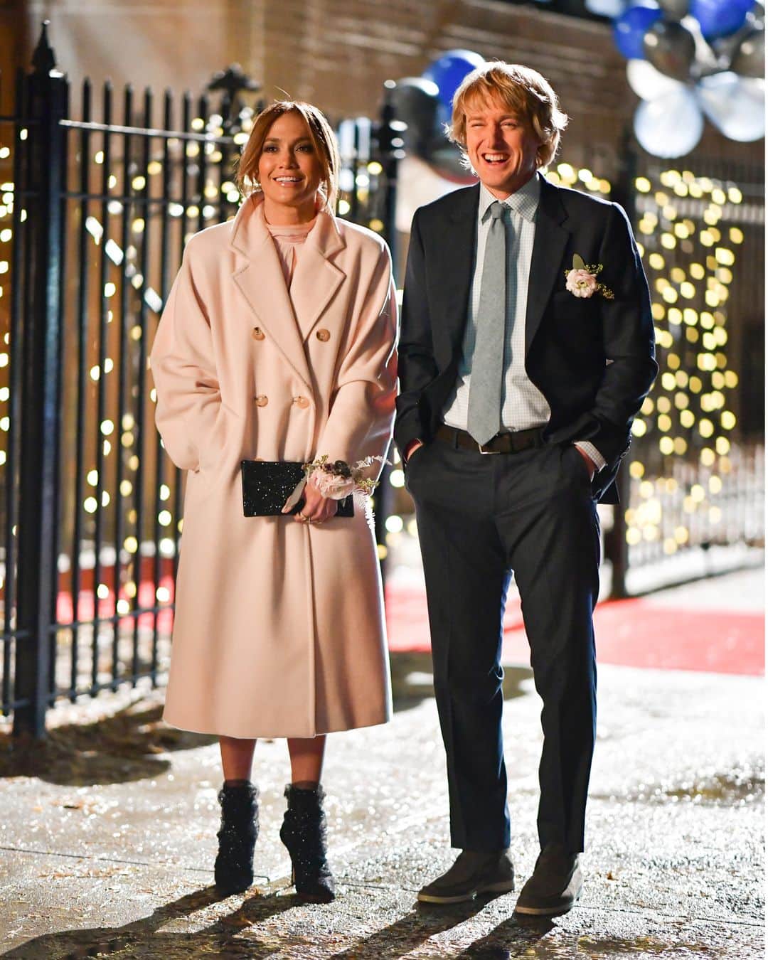 マックスマーラさんのインスタグラム写真 - (マックスマーラInstagram)「Holiday spirit. @jlo wears the pale pink #MaxMara101801 icon coat while filming #marrymemovie with Owen Wilson.」11月29日 19時11分 - maxmara