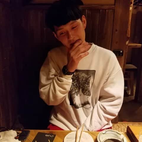 レイチェルのインスタグラム：「とか言っちゃって。  という僕のギャグですが、  コウテイの九条くんには、こう見えてるらしいです。  #新喜劇#レイチェル#ギャグ#とか言っちゃって#コウテイ#九条ジョー#バージョン#タカラッタッタ#😁😁😁🎶🎶🎶✨✨✨」