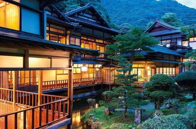 リクルートさんのインスタグラム写真 - (リクルートInstagram)「レトロな雰囲気が素敵な宿！温泉旅館やクラシックホテルでノスタルジックな滞在を【東日本】﻿ ﻿ いつもと少し違う旅がしたい。﻿ そんなときには雰囲気のいい、﻿ レトロな温泉宿やクラシックホテルなど、﻿ 歴史を感じる特別な空間での﻿ ステイを楽しんでみませんか？﻿ ﻿ 今回は東日本にあるレトロな﻿ 雰囲気が素敵な宿をご紹介します。﻿ 写真に撮りたくなる美しい木造建築の建物や、﻿ 計算されたお庭、囲炉裏での食事、﻿ 灯りが映える外観や廊下など、﻿ そこはまるで映画の中の世界のよう。﻿ ﻿ レトロ感あふれる温泉に浸かり﻿ ほっこり心も体も温まってたり、﻿ 雰囲気のいいお部屋でくつろいだり﻿ 美味しい食事を楽しんだり、﻿ 歴史ある空間に身をゆだねたら、﻿ きっと忘れられないひと時になるはず。﻿ 大切な人との旅行、カップルのデート旅行、﻿ 家族の記念日など、とっておきの﻿ 時間を過ごしてくださいね。﻿ ﻿ 会津東山温泉 向瀧【福島県会津若松市】﻿ ﻿ 【明治6（1873）年創業】﻿ 会津藩の湯治場「きつね湯」を受け継ぎ、﻿ 旅館として日本で初めて登録有形文化財に。﻿ 客室も全て文化財に登録されている。﻿ 会津地方の郷土料理、細やかなおもてなしも評判。﻿ ﻿ ＜職人技が光る建物は今では再現不可能＞﻿ 建物の随所に職人技がちりばめられており、﻿ 技術面はもちろん、手に入らない資材も多いため、﻿ 現在では再現不可能と言われる。﻿ ﻿ ■会津東山温泉 向瀧﻿ ［TEL］0242-27-7501﻿ ［住所］福島県会津若松市東山町湯本川向200﻿ ［アクセス］【電車】JR会津若松駅よりまちなか周遊バス・ハイカラさんで37分、東山温泉駅より徒歩すぐ 【車】磐越道会津若松ICより15分﻿ ﻿ その他のリクルートの投稿はこちら👉 @recruit___official﻿ ﻿ こちらの投稿は、じゃらんニュースより転載しています。﻿ https://www.jalan.net/news/article/401300/﻿ ﻿ #じゃらんニュース #じゃらん﻿ #RECRUIT﻿ ー﻿ #旅 #旅女 #旅女子 #旅行 #旅行好き #旅行写真 #旅スタグラム #旅したくなるフォト #旅行好きと繋がりたい #旅行好きな人とつながりたい #観光 #観光スポット #カップル #デート #デートスポット #冬 #冬旅 #おでかけ #行ってみたい #レトロ #宿 #温泉 #温泉宿 #温泉旅館 #旅館 #木造建築 #ノスタルジック」11月29日 19時05分 - recruit___official