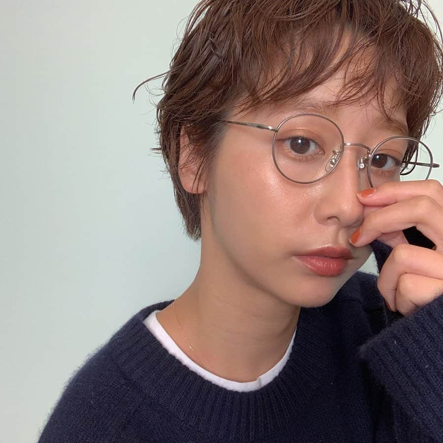 のインスタグラム：「. メンテナンス ✂︎ . cut&color  @cieca.noguchi  暗くしすぎないでくださいと伝えて あとは野口さんにお任せ。 いつもいい感じに仕上げてくださる🥺🤝 パーマなのでコテは使用せず自然乾燥です♡ . artmake eyebrow  @tokyo_hills_clinic  @mesm_medical_skin_make  眉のアートメイクは東京ヒルズクリニックで。 色味も形も細かく調整できて、施術も少しずつ 様子を見ながら進めてくださるので安心☺️ 最初の1週間から10日は少し眉が濃くなりますが どんどん自然になっていきます🍊 2枚目にわかりやすい写真載せました〜📷 本ーーー当にやってよかった、アートメイク♡ . #cieca#haircut#haircolor#hairsalon#tokyohillsclinic#artmake#beauty#omotesando#fashion#ootd#coordinate#casual#mystyle#シエカ#東京ヒルズクリニック#アートメイク眉#アートメイク#ヘアカット#ヘアカラー#ショートヘア#ショート#美容メンテナンス#美容#表参道」