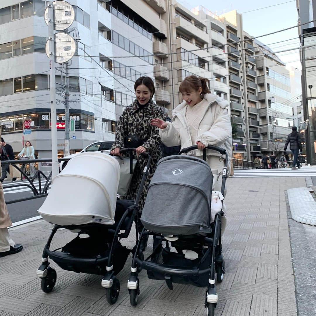 三浦あくりさんのインスタグラム写真 - (三浦あくりInstagram)「お待たせしました お待たせしすぎたのかもしれません （全裸監督） やーっと会えた森とちびもり❤︎ チビ達がちっちゃくて中々タイミング合わず会えなかったけど やーっと会えたね〜❤︎ すっかり会話もママになり…笑笑 月齢が近いお友達って凄い嬉しいけどそれが森親子だなんて奇跡だし本当に心強い🧡 この子達も仲良し幼馴染になるのかな〜♡ ベビーカーもお揃いで @bugaboojapan ！！！ #森あく#bugaboobee5 #3ヶ月ベビー#2ヶ月ベビー#baby #令和ベイビー#1ヶ月違い#ママコーデ#ママリ#ベビーカー」11月29日 19時21分 - akurimiura