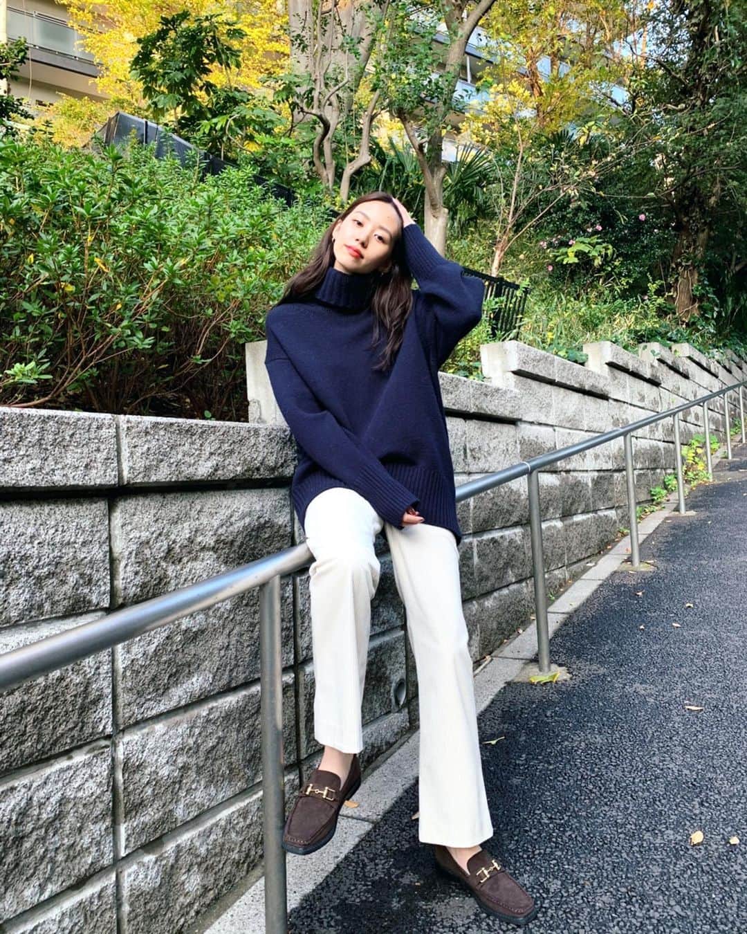 Shiho Sasakiのインスタグラム：「ウール100%のあったか〜いニット🧶 ネックが長めなので折り返して着るとちょうどいい💟 ネイビーって最近着てなかったからちょっと新鮮な気分だな✨ #MOUSSY#MOUSSYSNAP」