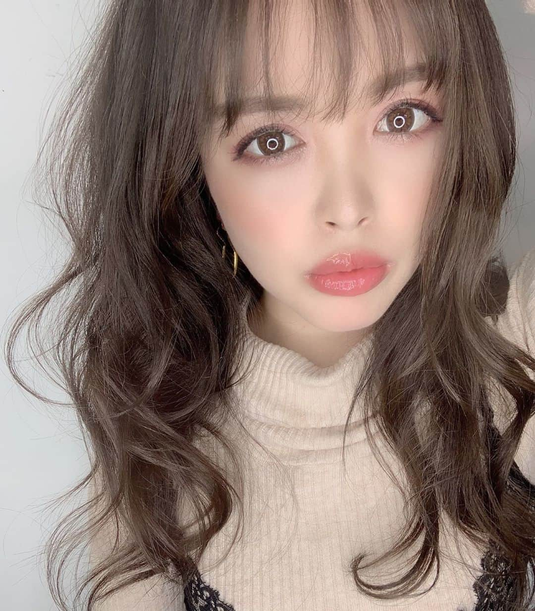 板橋瑠美さんのインスタグラム写真 - (板橋瑠美Instagram)「私の自分磨き週間✨💄﻿ ﻿ ﻿ 先週は大事なイベントも多く、﻿ 忙しくて睡眠不足もあった為、﻿ ﻿ 今週は比較的自分磨き週間にしました💓﻿ ﻿ ﻿ ﻿ @naju_clinical_salon  ハイドラフェイシャルで毛穴を綺麗にして、﻿ リンパボーラーでリフトアップ♡﻿ ﻿ このリンパボーラーは、EMSで普段使わないようなすごい表情筋がたくさん動くよーー！﻿ でもすごいフェイスライン引き締まる✨﻿ ﻿ ﻿ 次回は大人気のクリスタルピーリングやろうと思ってる💓！﻿ すごい肌が綺麗になるらしい^ ^﻿ ﻿ ﻿ ﻿ ﻿ そして数カ月ぶりに♡﻿ ﻿ リラックスしてる間に、育乳と、﻿ 美尻ができている育乳サロン　@stc__official へ💓﻿ ﻿ ここ最近ハードだったから腰痛と肩こりがだいぶやばかったから、﻿ やっといけたので…生き返りました♡﻿ ﻿ ﻿ ﻿ HairもNew colour綺麗すぎ♡♡﻿ DATEへ行ってきたよ^ ^﻿ @date_mst ﻿ 1枚目の写真はカラーしてすぐだよー((((･´ω`･))))﻿ ﻿ 透明感のあるアッシュが大好き♡﻿ ﻿ ﻿ ﻿ ﻿ 自宅でも今は保湿ケア毎日してます♡﻿ ﻿ 時間をかけて、手の熱でゆっくりゆっくり入れ込んであげると、もちもちになります✨！！！﻿ ﻿ 乾燥してきたこの季節なので、ゆっくり手の熱で浸透ささて、保湿頑張りましょうーー♡ ・ ・ ・ #美容　#自分磨き　#癒し　#小顔　#美 #美肌」11月29日 19時14分 - rumi_official_0616