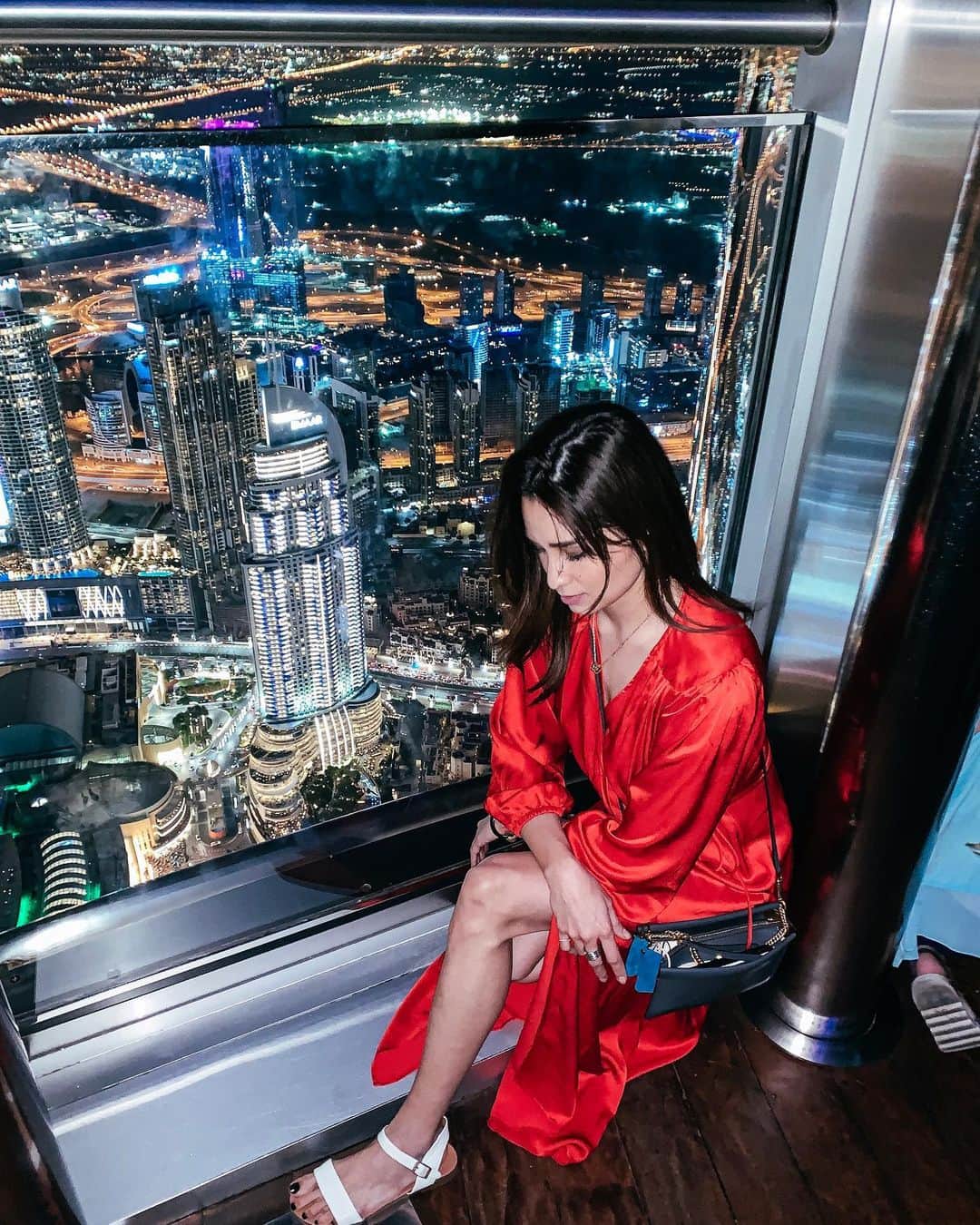 ケリーさんのインスタグラム写真 - (ケリーInstagram)「世界一高いタワー ブルジュ　ハリファ🇦🇪♥️ ・ 125階からの夜景🌟 ドバイの街がキラキラして 宝石箱みたいだった💎✨💫 ・ On the top of Burj Khalifa the tallest building in the world🇦🇪♥️ ・ View from the 125f!!!! ・ Looking from the top Dubai city shines like a box of Jewely💎💫✨ ・ @dubai  @burjkhalifa ・ #dubai#mydubai#travel#burjkhalifa#worldstallestbuilding#ドバイ#旅#世界一高いタワー#ブルジュハリファ」11月29日 19時18分 - kellymisawa