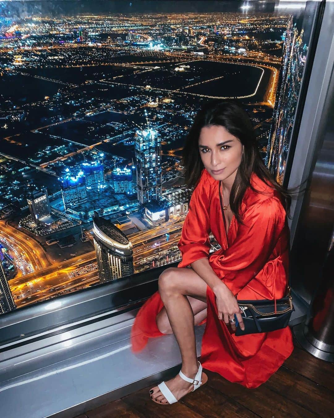 のインスタグラム：「世界一高いタワー ブルジュ　ハリファ🇦🇪♥️ ・ 125階からの夜景🌟 ドバイの街がキラキラして 宝石箱みたいだった💎✨💫 ・ On the top of Burj Khalifa the tallest building in the world🇦🇪♥️ ・ View from the 125f!!!! ・ Looking from the top Dubai city shines like a box of Jewely💎💫✨ ・ @dubai  @burjkhalifa ・ #dubai#mydubai#travel#burjkhalifa#worldstallestbuilding#ドバイ#旅#世界一高いタワー#ブルジュハリファ」