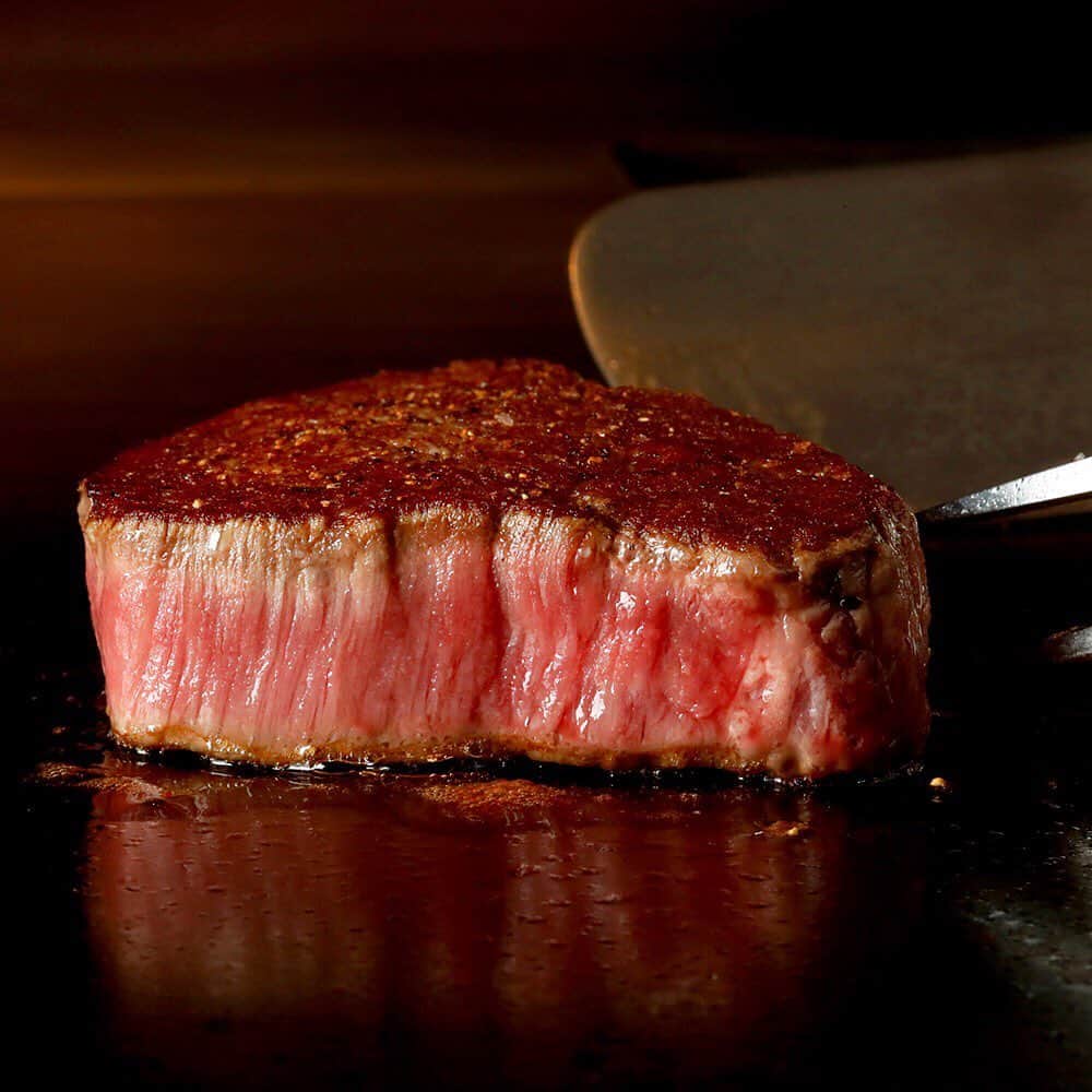東京會舘さんのインスタグラム写真 - (東京會舘Instagram)「【いい肉の日】 本日は11(いい)29(にく)で「いい肉の日」です🍖 新本舘でお肉と言えば、やはり目の前で食材を焼き上げるライブ感を楽しめる鉄板焼きの「TOKYO KAIKAN 會」。 「會」では、東京會舘公式サイト上でのオンライン予約限定で「ラグジュアリープラン」をご用意しています♪  この「ラグジュアリープラン」は大切な人のおもてなしにぴったりの個室利用プラン！料理には、メインである黒毛和牛の食べ比べほか、伊勢海老や黒鮑などの魚介もお楽しみいただける、その名の通りラグジュアリーなメニューをラインナップしていますよ✨  同じく鉄板で調理するデザートも「會」の特徴のひとつ！心行くまで、ラグジュアリーなひとときをお楽しみください♪ 詳細はプロフィール内の公式サイト上、レストランから「會」のページをご覧ください！ #東京會舘 #tokyokaikan #グルメ #lunch #dinner #foodie #tokyo #instafood #tokyofood #會 #鉄板焼き #鉄板焼 #いい肉の日 #ステーキ #黒毛和牛 #wagyu #伊勢海老 #ラグジュアリー #luxury #特別なディナー #🍖」11月29日 19時29分 - tokyokaikan