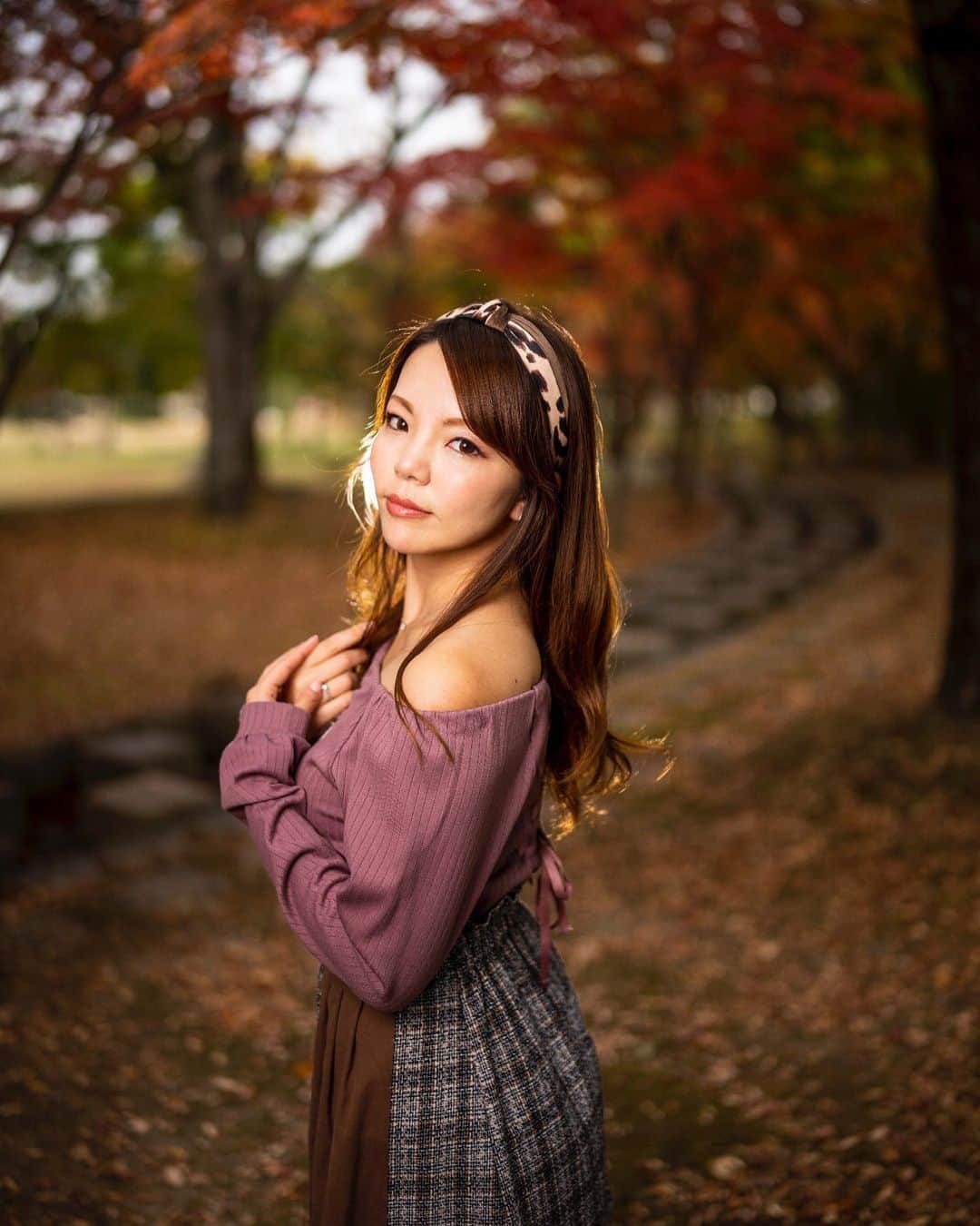 Mikaさんのインスタグラム写真 - (MikaInstagram)「週末は紅葉狩りに行こう🍁 寒さが和らぎますように✨ ・ ・ ・ photo by @ilkoallexandroff 📸 model @mikarin_portrait 🌸 ・ ・ ・ #美花展 のお知らせ 日時 2020年5月5日〜10日  場所 渋谷ギャラリールデコ  私を被写体とした18人のフォトグラファーによる作品展を開催します。 皆様のご来場心よりお待ちしております。  follow me💋  #カメラ好きな人と繋がりたい #ファインダー越しの私の世界 #ポートレート #はなまっぷ紅葉2019  #紅葉狩り #紅葉見頃  #ポトレ女子 #EXPLOREJPN #広がり同盟 #ポトレのセカイ #great_portraits #jp_portrait部 #match_portrait #loves_united_portrait  #colorsjp #team_jp_東 #global_ladies #photo_shorttrip #_lovely_weekend #japan_art_photography #portraitfestival #portraitinlove #whim_life #ink361_asia #exclusive_world_portrait  #instagood #splus_cameraclub  #instagramjapan」11月29日 19時29分 - mika_portrait