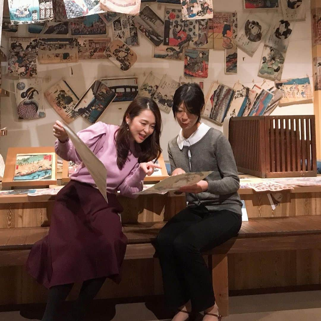 小野口奈々さんのインスタグラム写真 - (小野口奈々Instagram)「・ 今回の浮世絵展はどこでも撮影可能ですが📸 フォトスポットもたくさんありまして こちらは、当時浮世絵を販売していたお店を再現✨ 学芸員の佐々木さんと一緒に 浮世絵を買いに来たお客さんになりきってみました🤗 #こちらの浮世絵は実際に手に取ることもできます #絵草紙屋 #浮世絵 #挑む浮世絵国芳から芳年へ  #福岡市博物館」11月29日 19時21分 - nana0no