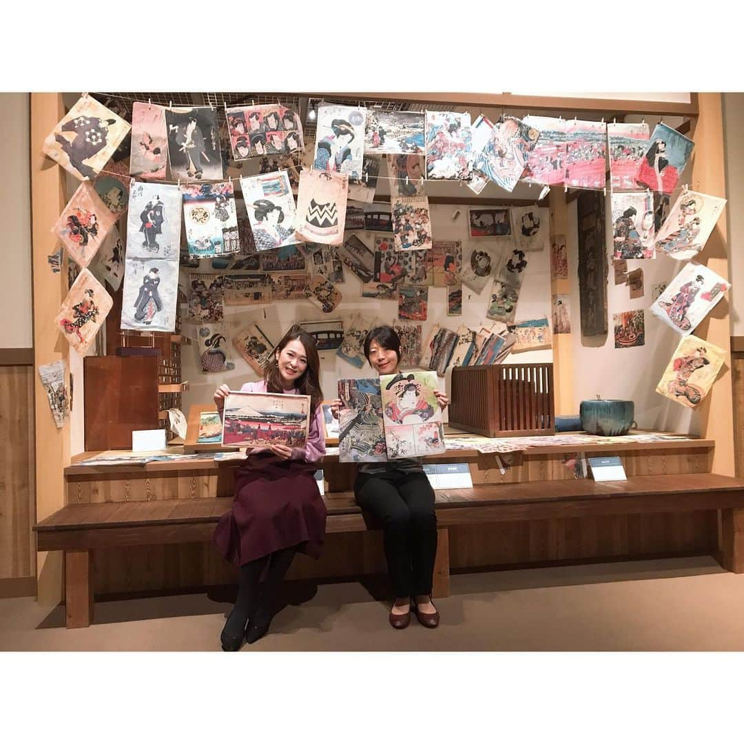 小野口奈々さんのインスタグラム写真 - (小野口奈々Instagram)「・ 今回の浮世絵展はどこでも撮影可能ですが📸 フォトスポットもたくさんありまして こちらは、当時浮世絵を販売していたお店を再現✨ 学芸員の佐々木さんと一緒に 浮世絵を買いに来たお客さんになりきってみました🤗 #こちらの浮世絵は実際に手に取ることもできます #絵草紙屋 #浮世絵 #挑む浮世絵国芳から芳年へ  #福岡市博物館」11月29日 19時21分 - nana0no