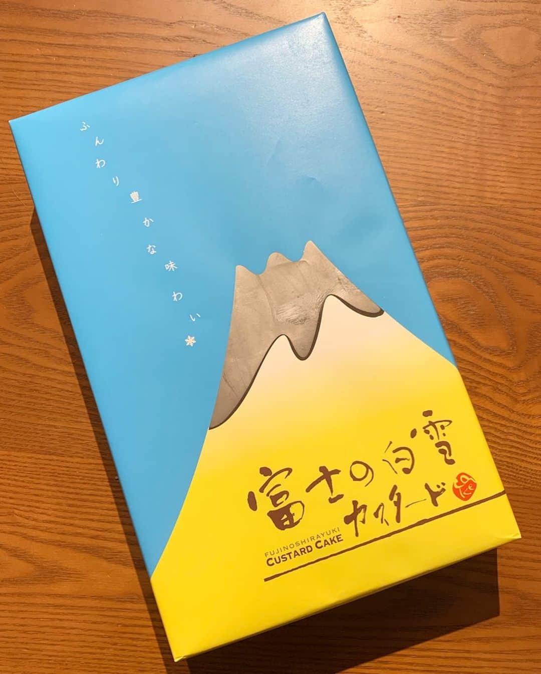 鈴木優美 さんのインスタグラム写真 - (鈴木優美 Instagram)「子どもたちのお昼寝中に食べる最近のお気に入りおやつは、富士の白雪 カスタード💛 もともとおみやげ物として開発されましたが、地元の方々が自分達用に購入される程大人気のお菓子なんだそう！ . 外はふわっと、中は濃厚で美味💛 子どもたちに見つかっては一緒に食べています😆 第26回全国菓子博覧会では名誉総裁賞を受賞。 青い富士山パッケージが目印の地域の皆様に愛されている地元の銘菓♪ . やっぱりたまにはストレス溜めずに甘いもの💛 . . . . . https://shizuoka.marugoto.net/product-13015  @doiseikasirayuki @shizumarunet  #静岡まるごとネット通販 #富士の白雪カスタード #静岡 #お土産 #おやつ」11月29日 19時22分 - yumi_kakiuchi