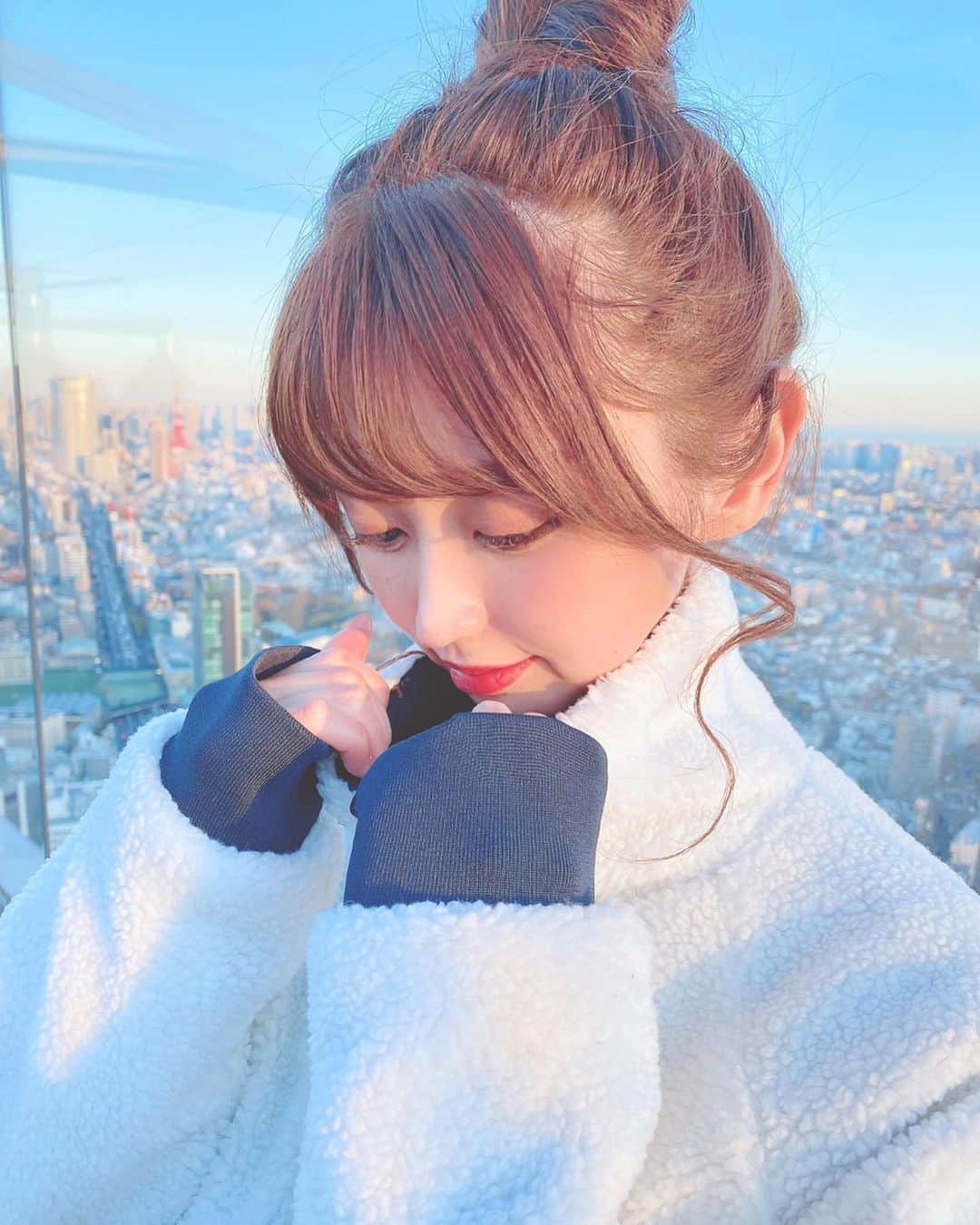 伊上あやさんのインスタグラム写真 - (伊上あやInstagram)「久しぶに良いお天気だったので、﻿ サポと一緒に渋谷スカイ行ってきたよ🙋🏼‍♀️💗✨﻿ 寒い日が続くけど、﻿ 冬の空が1番綺麗なんだよね😌﻿ 心が落ち着いた日だった！﻿ ﻿ よねさんに﻿ 髪染めてもらったんだよ！！﻿ @elyts_yone ﻿ 今回は少し明るくしてもらった❤️﻿ いつもありがとうございます😊﻿ ﻿ ﻿ ﻿ #あやち #フィリピンハーフ #ビジョビ #サロモ #サロンモデル #サロンモデル募集中 #撮影依頼募集中 #makeup #follow #ハーフモデル #ポートレート #撮影モデル #ヘア#東京 #l4l #おしゃれさんと繋がりたい　#渋谷スカイ」11月29日 19時25分 - o.aya_0613