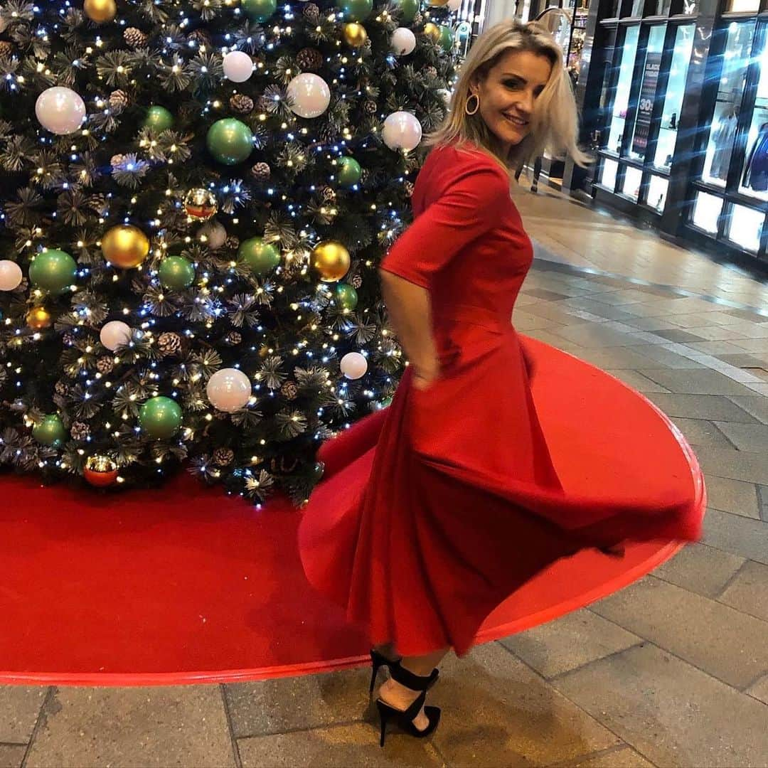 ヘレン・スケルトンさんのインスタグラム写真 - (ヘレン・スケルトンInstagram)「It’s beginning to look a lot like....... some dresses just lend themselves to a twirl or ten.... #festivities #festive #friends #Pockets #swoosh @theprettydress #girlsnight #leeds #mummatesmatter #mulberry #prettydress MITIGATION @slingsbysocial may have been behind these photos 😳🍸💃」11月29日 19時26分 - helenskelton