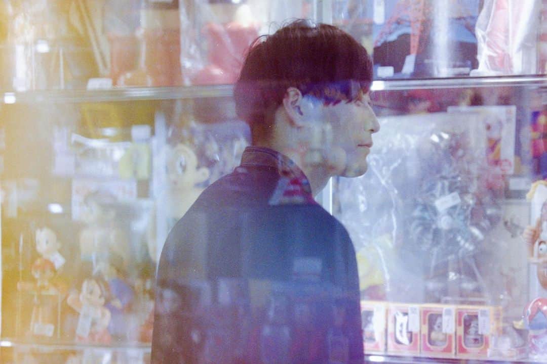 大津広次さんのインスタグラム写真 - (大津広次Instagram)「ファイヤーサンダーの藤田と服買いに行って先に並んでたら、バイクの駐輪で死ぬほど時間かかったらしく、再整列できんくて早く着いて並んでた分が全部無駄になった時に買った服。#商店街 #東京 #中野ブロードウェイ #スウェット #シャツコーデ #スラックス #garçon #kaptainsunshine #juliandavid #黒 #towa」11月29日 19時28分 - kitsune_o2