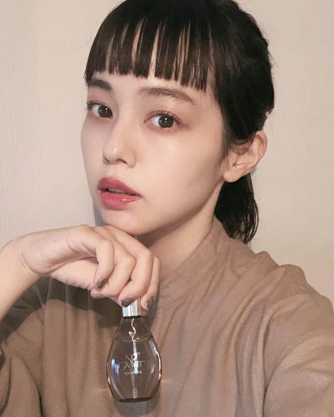 のインスタグラム：「前髪を眉上に切ったら、何系〜？みたいな感じで自分の顔に未だに見慣れません＆顔の面積が広く出るようになってしまったのでメイク迷走中です。。 ‌ スキンケアもこのところは化粧水→オイルだけという謎のストイックさを出して頑張ってみてたけどやっぱりだめで、乾燥が無視できなくなってきたということで美容液を導入。。 持ってるのは #プラセンタと #サイタイエキス の純度100%のオーガニック美容液で、化粧水前につけるとつけないで全然肌の明るさと保湿の持ちが違うので頼れます。すごくさらさらでメイク前にも使えるのが良い◎」