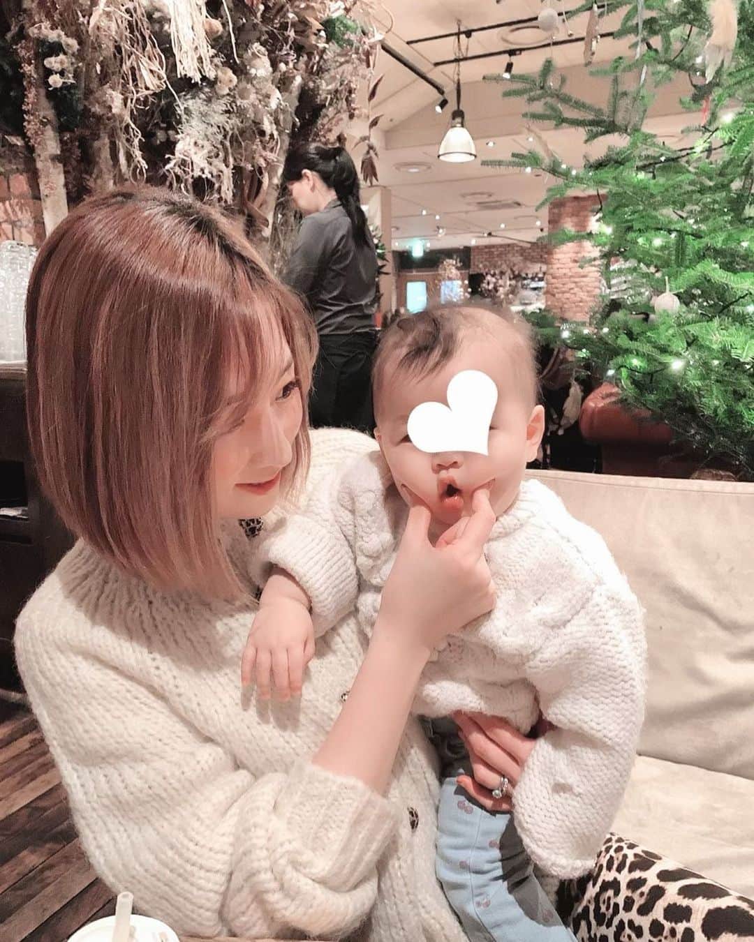 shihoのインスタグラム：「もうクリスマス🎄だね！ なんかワクワクしてきたっ💘💘💘 . . 偉そうにママに肘ついてるけど ママにあそばれてるのよ🤪💚❤️笑 友達がいいかんじにとってくれた📸 . . . #mama#baby#babygirl#9months  #生後9か月#女の子ベビー#女の子ママ #ほっぺたむにゅ#ましゅまろふぇいす #色白は私似💕 #ヘアバンドしてたから前髪すごいことに😂」