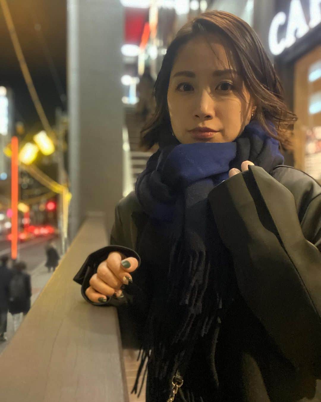 のインスタグラム：「寒くなったねえ❄️ マフラー🧣は『ミラノ巻き』がお気に入り😎✨ #joshuaellis @joshuaelliscashmere ・ ・ #マフラー #ストール #ミラノ巻き　 #冬 #winterfashion  #寺田有希 #teradayuki」