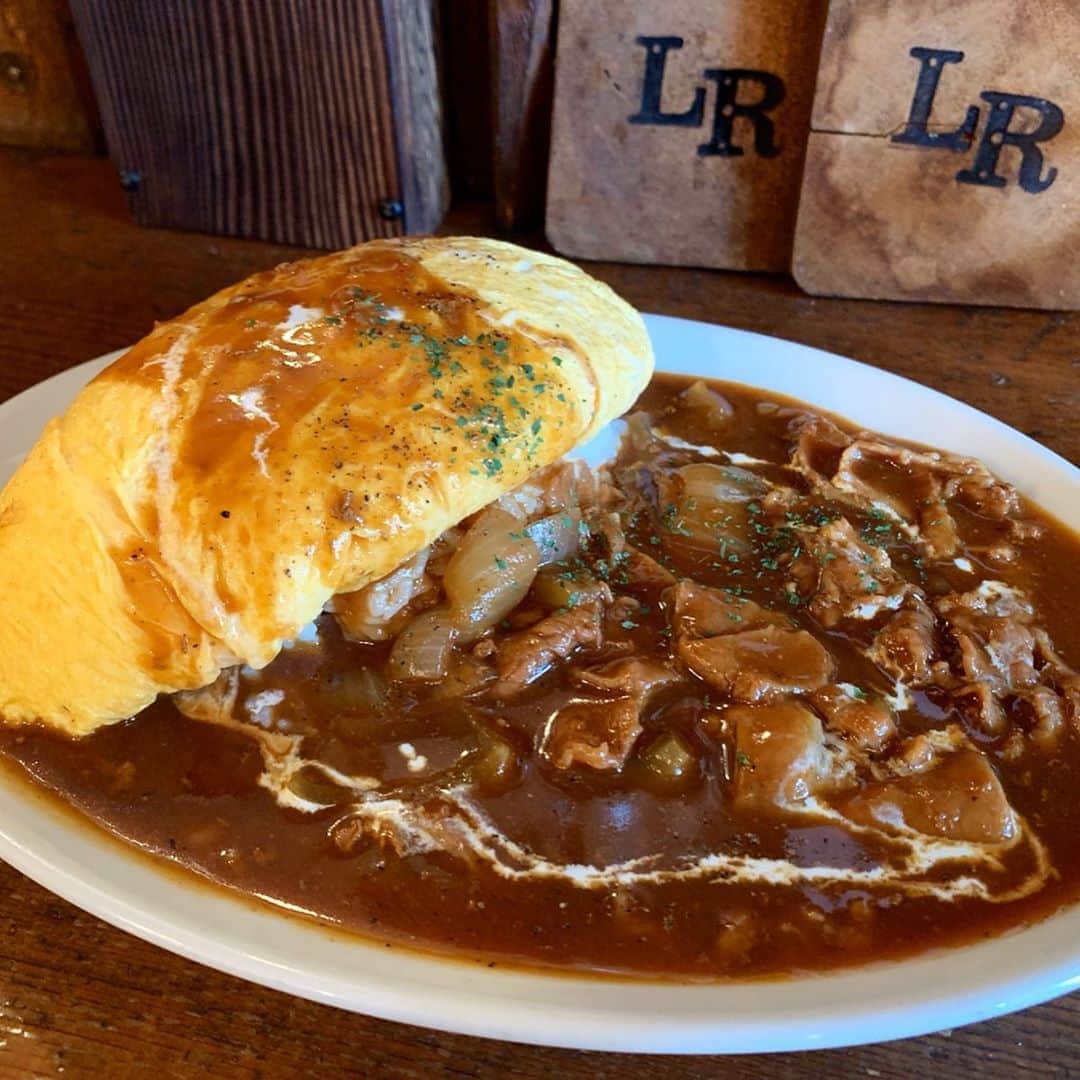 のインスタグラム：「【門前仲町　ラ・レプブリック】 平日ランチで食べる絶品オムライス！ ㅤㅤㅤㅤㅤㅤㅤㅤㅤㅤㅤㅤㅤ 🏠#門前仲町　#レプブリック 🚶‍♂️門前仲町駅徒歩６分 📖今週のオムライス 半熟ビーフオムハヤシ(¥1000) ミニサラダ付き ㅤㅤㅤㅤㅤㅤㅤㅤㅤㅤㅤㅤㅤ ランチが美味しいと話題のお店！ その中でもインスタで人気沸騰中なオムライス！！！ ㅤㅤㅤㅤㅤㅤㅤㅤㅤㅤㅤㅤㅤ オムは週替わり。オム巡りしてる友達曰く毎回絶品！基本のうまさは変わらんって言ってた。 今週はビーフオムハヤシ。 ㅤㅤㅤㅤㅤㅤㅤㅤㅤㅤㅤㅤㅤ 味がまじで美味しい！超丁寧！ ソースがうまい！繊細な味！ お家のオムライスとはレベチ！ 卵のふわとろ度半端ない。 くどくない。 これはオム四天王に入ってくるテレビで取材レベルにうまい。 ㅤㅤㅤㅤㅤㅤㅤㅤㅤㅤㅤㅤㅤ ㅤㅤㅤㅤㅤㅤㅤㅤㅤㅤㅤㅤㅤ 店内はほぼ女性。ほとんどはOLさんだね！ テーブル席ありだから3.4人でも行けるし、1人席あるからお一人様もしやすい！ 夜はフランス料理とお酒を楽しむお店みたい。 雰囲気的にはびっくりドンキーのオシャレ版って感じ。木のテーブルがいい感じ！！！ ㅤㅤㅤㅤㅤㅤㅤㅤㅤㅤㅤㅤㅤ ランチは平日限定！ オムライス、ナポリタン、スープカレー、ハンバーグ、コンフィと女性の好きなメニューが充実してるの最高。 特にナポリタン注文してる人多かった。 女性ってナポリタン好きだよね。 ㅤㅤㅤㅤㅤㅤㅤㅤㅤㅤㅤㅤㅤ ミニサラダのドレッシングがちゃんと美味しいところも推せる。 ㅤㅤㅤㅤㅤㅤㅤㅤㅤㅤㅤㅤㅤ 店員さんも優しかったよ！お店出る時も気持ちよく帰れる！ ㅤㅤㅤㅤㅤㅤㅤㅤㅤㅤㅤㅤㅤ ここのお店はまじで美味しい！ 家の近くだったら毎日通いたい！！！ 夜も行ってみたいね〜 食べたら幸せになれる。あー他のメニューも制覇したい  月〜金11:30～1４:15(Lo13:45) 平日のみ ㅤㅤㅤㅤㅤㅤㅤㅤㅤㅤㅤㅤ  東京都江東区深川2-12-7 喜久屋ビル 1F」