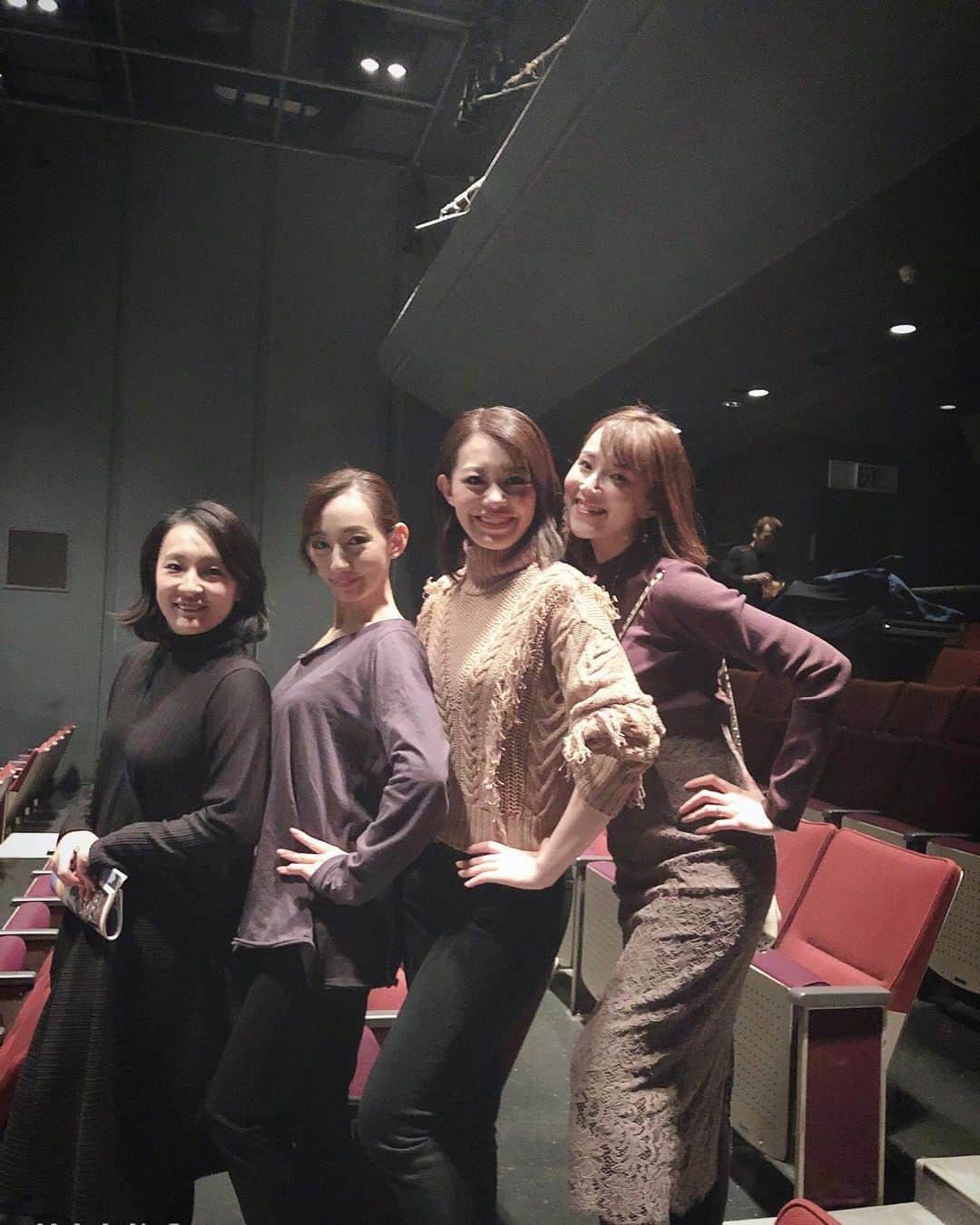 彩星りおんのインスタグラム：「少し前ですが…﻿ ﻿ 親友、とし主演のライブエアラインの初日を観てきました💓﻿ ﻿ としのミニスカCA、正直どきどきしながら観に行きました😂﻿ が、すっかりサマになっていて序盤から客席でノリノリで楽しんでしまいました♪﻿ 彼女の切れの良いダンスに女性らしいしなやかさが加わって本当に素敵でした！きっとたくさん研究したんだろうなぁ〜✨ドレス姿も綺麗だった✨﻿ 流石！親友として誇らしい！﻿ ﻿ 一個下のちゅーもsexyかつcharmingなCAを演じていて目を奪われました✨﻿ 可愛い妹ねずみ🐭❤️﻿ ﻿ 終演後に歌唱指導で入っていた同期の夏鳳しおりちゃんと4人で写真を撮ってもらいました👍﻿ ﻿ 幸せな気持ちになるミュージカルでした☺️﻿ ﻿ ﻿ #liveairline ﻿ #宇月颯﻿ #咲希あかね﻿ #最高」