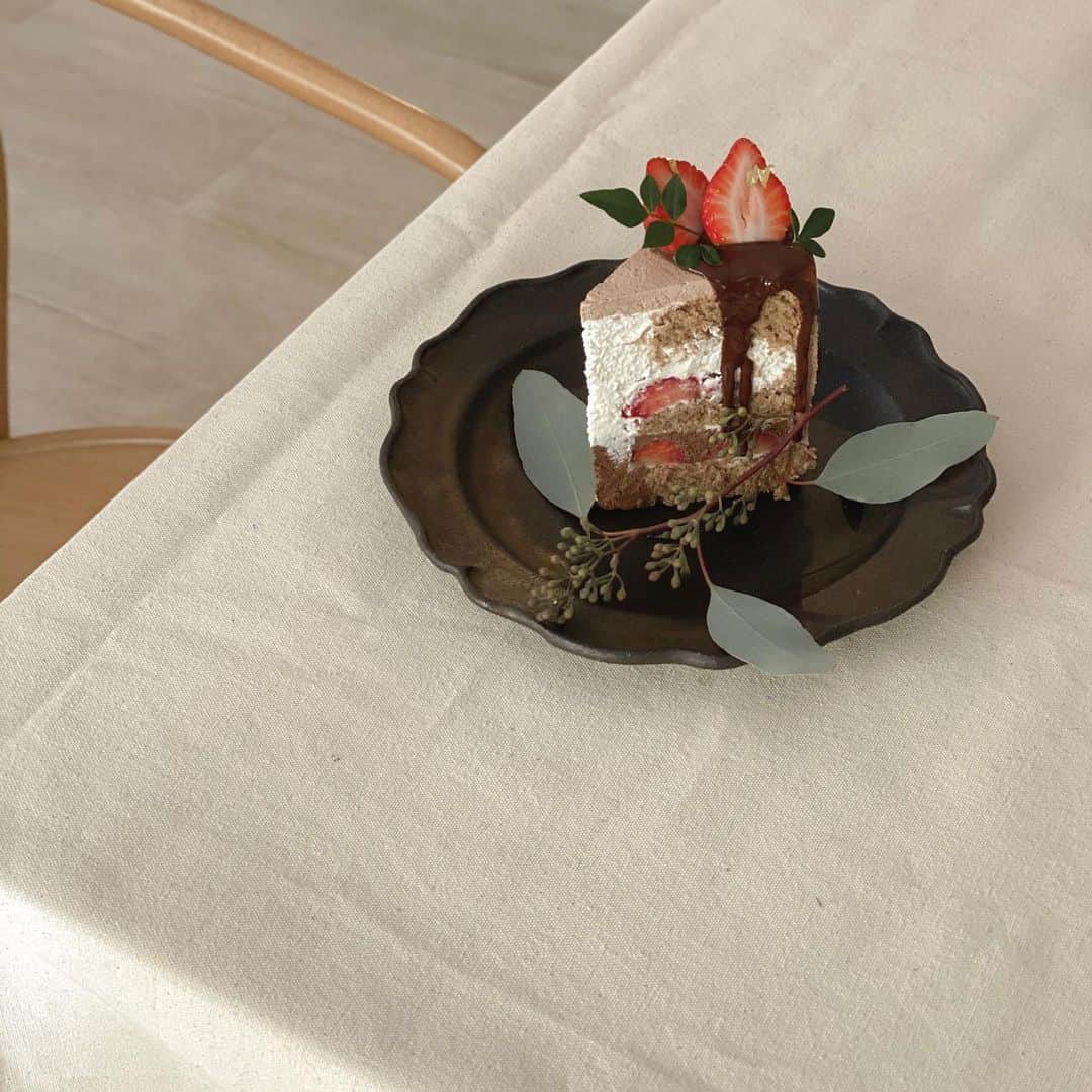 徐琁さんのインスタグラム写真 - (徐琁Instagram)「草莓黑巧克力也好好吃啦～～～～ （大家如果真的很想吃可以訂6吋的蛋糕來自取，可以比較快吃到🤎）」11月29日 19時49分 - cos55555