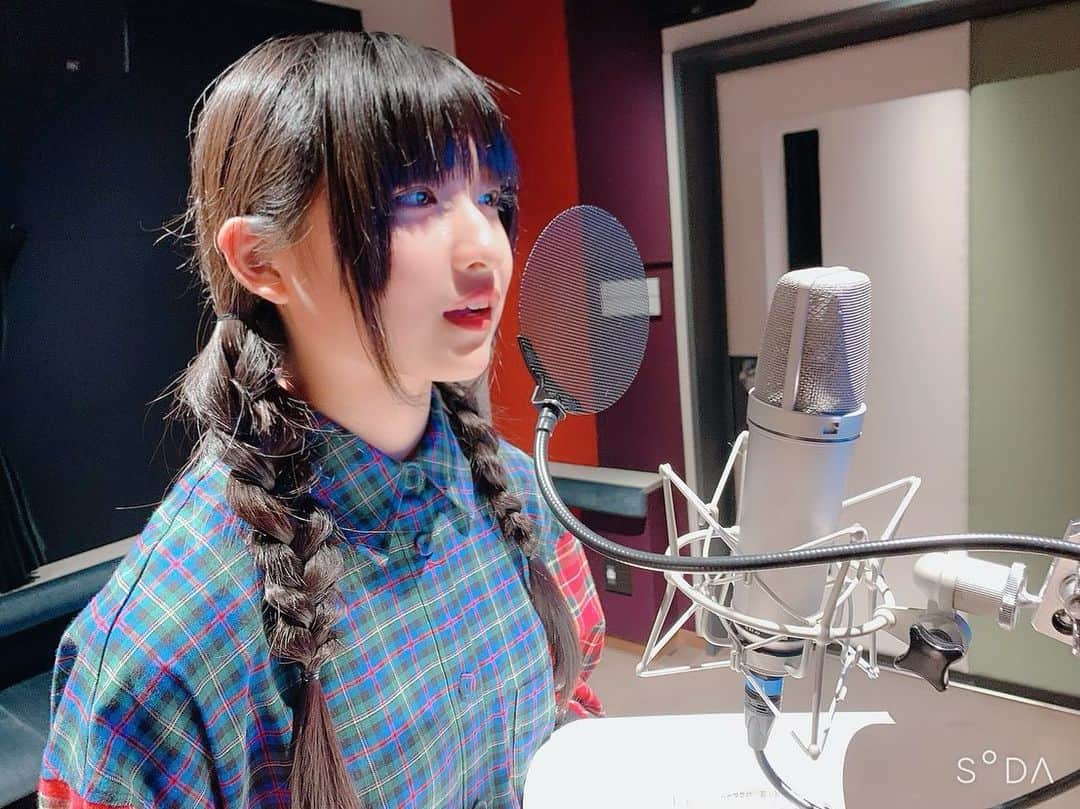 りりりのインスタグラム：「アフレコというものを経験させていただいて、改めて声優さんって本当に凄いな…ってすごく思いました。声だけで感情を表現するの難しすぎて、、、😳 映画を関係者試写会で観させてもらったのですが、本当にめちゃくちゃ面白かったです😍😍😍 妖怪ウォッチほんま好きです！！！ 大人も子供も楽しめちゃうってすごい！！！ 12/13公開です！(りり誕の前日！) 映画妖怪ウォッチ『妖怪学園Y 猫はHEROになれるのか』 ドキドキです💓💓 ・ ・ ・ #りりり #妖怪ウォッチ #声優 #蝶野マイ #すごい #嬉しい #映画妖怪ウォッチ #コマさん #推し #もんげー #大好き」
