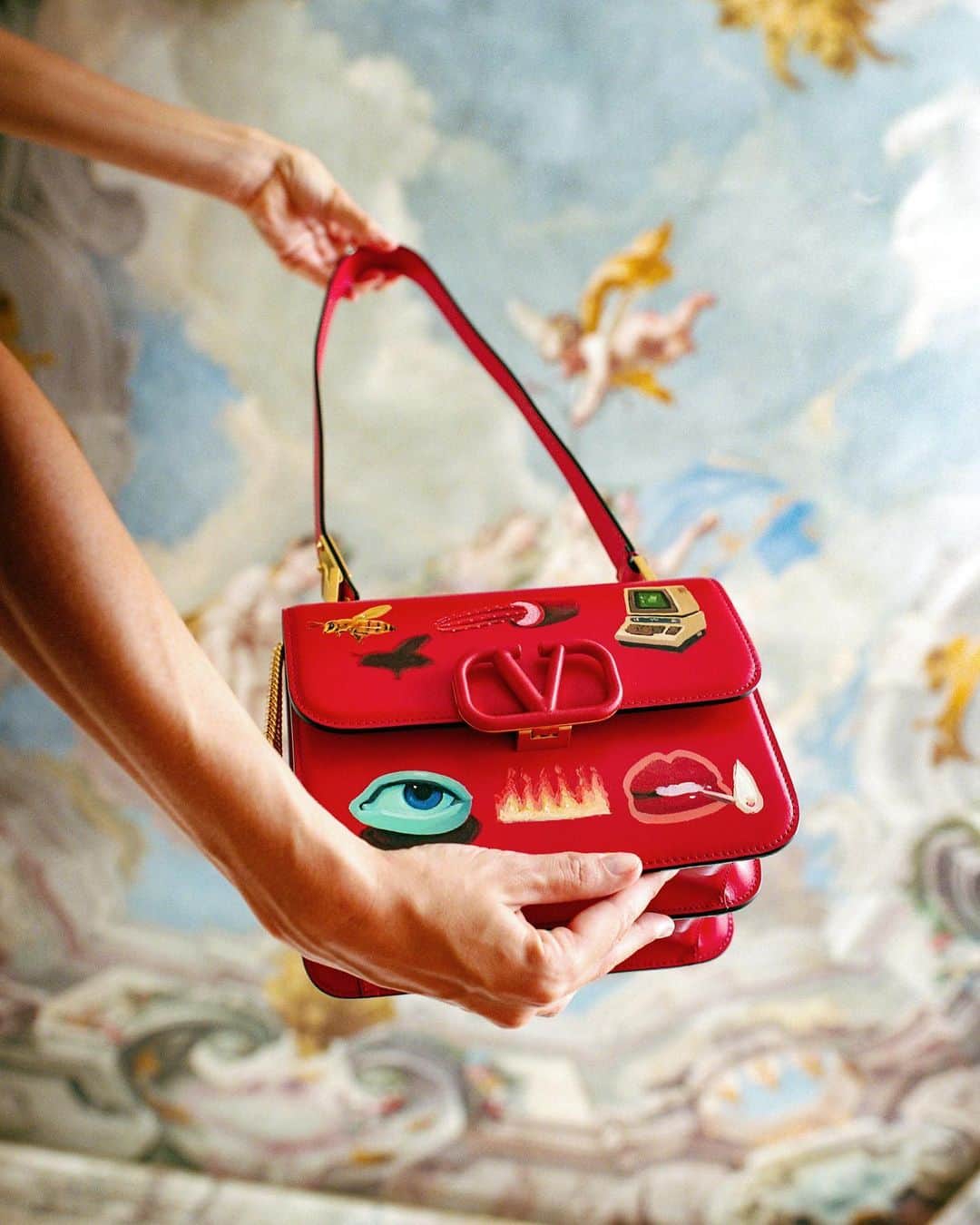 Valentinoさんのインスタグラム写真 - (ValentinoInstagram)「The world of artist @emilio_villalba collides with the aesthetic of the Maison on hand-painted, one-of-a-kind Valentino Garavani #VSLING bags. Each bag comes with a signed and numbered lithograph by the artist, and can be preordered at Miami’s Design District Boutique starting from today.⁣ ⁣ To introduce the project, Colby Mugrabi of @minniemuse explains how the two visions have come together: ⁣ -Gertrude Stein once said, “A writer should write with his eyes and a painter paint with his ears,” denoting the importance of an artist’s vision on maintaining a connection to the times in which they live. ⁣ ⁣ Visual artist Emilio Villalba explores this philosophy through his work, akin to the manners in which Valentino creative director Pierpaolo Piccioli does so each season. Both Emilio and Pierpaolo maintain a unique pulse on contemporary culture that informs their respective creative output. This likeminded process has given rise to a collaboration between the two. Hand picked by Pierpaolo, Emilio Villalba has customized ten Valentino Garavani VSLING handbags, employing the brand’s trademark accessory as a unique canvas on which to imbue his artistic vision. ⁣ ⁣ Photography by @scotti.leonardo inside the @palazzomonti, a residence which promotes and nurtures young creative talents. #EmilioVillalbaXValentinoGaravani」11月29日 19時51分 - maisonvalentino