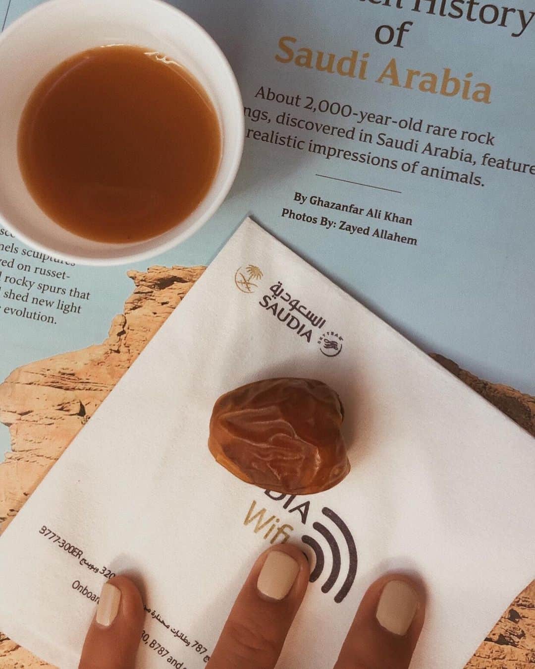 tammychannnさんのインスタグラム写真 - (tammychannnInstagram)「Saudi Arabia is opening it's doors to foreign tourists for the first time and this is what I've been waiting for! Thanks to @saudi_airlines for the Arabic coffee service with local dates during our flights. It's a great way to begin our Arabic adventure! #WelcomeToArabia #SAUDIA #AD (with Japanese translation alongside) ㅤㅤㅤㅤㅤㅤㅤㅤㅤㅤㅤㅤㅤ 今まで簡単に入国できなかったサウジアラビア。ツーリストビザが解禁してついに、私たち旅行者も気軽に行ける日がやって来ました!今回はサウジアラビア航空さんに招待していただき、未知なる国サウジアラビアへ♡ホスピタリティ溢れるおもてなしで空の旅も快適に。サービスのアラビックコーヒーとデーツで機内からアラビアンモードを堪能🌟」11月29日 19時54分 - tammychannn