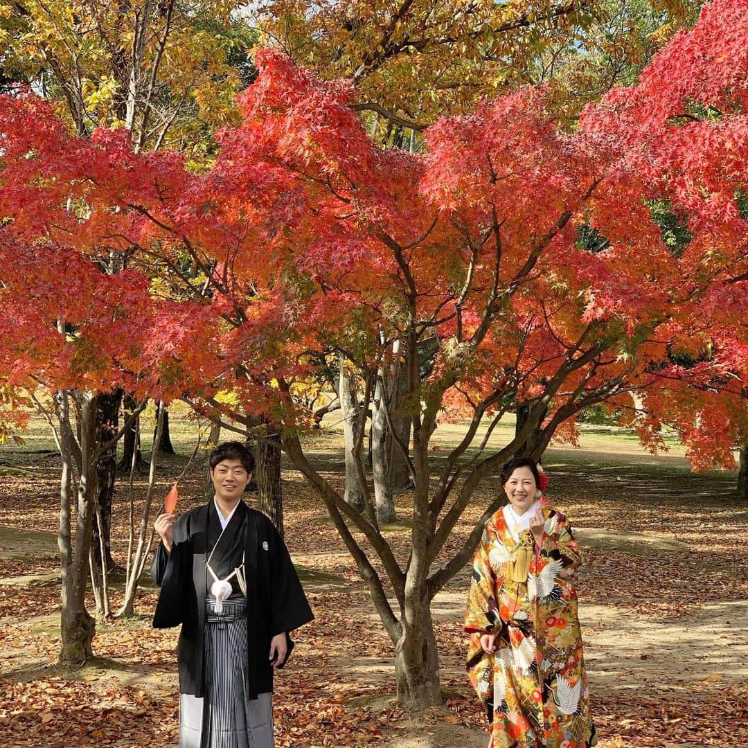 迎賓館さんのインスタグラム写真 - (迎賓館Instagram)「. 万博公園の中にある　@geihinkan1970  では 四季の移り変わりを感じることができ 公園内の様々な景色とともに 撮影が可能なのも魅力のひとつ . . #紅葉 #前撮り #ghkwedding . #心がふるえる最幸の一日を #迎賓館 #万博記念公園 #geihinkan #万博迎賓館 #結婚式 #結婚式場  #ゲストハウス #関西花嫁 #大阪 #ウェディングニュース #関西プレ花嫁 #全国のプレ花嫁さんと繋がりたい #北摂 #ウェディングニュース  #wedding #ウエディング #プロポーズ #結婚式準備 #プレ花嫁  #marry花嫁 #ちーむゼクシィ #プラコレ #大人ウェディング.」11月29日 20時04分 - geihinkan1970