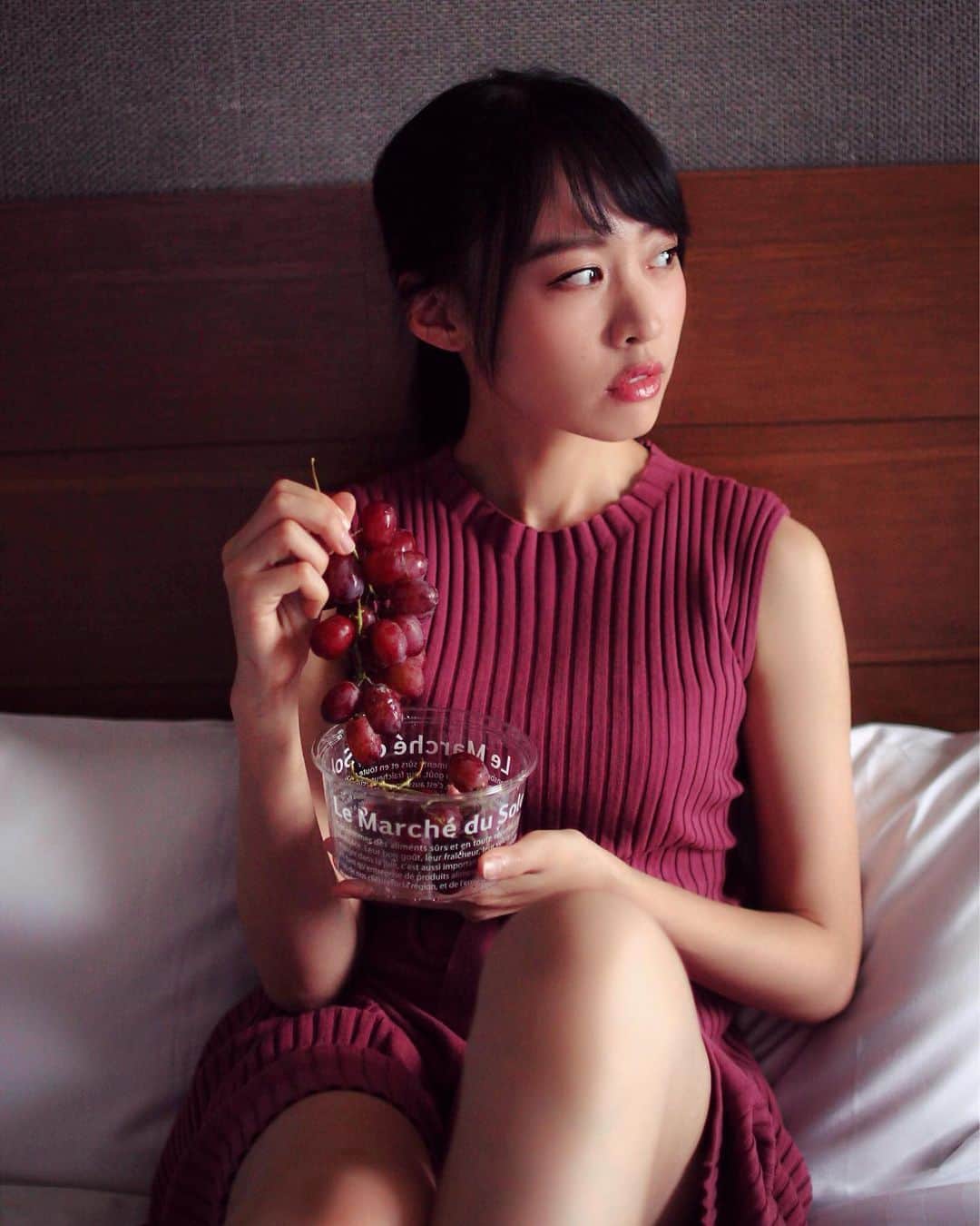 千倉里菜さんのインスタグラム写真 - (千倉里菜Instagram)「今日も一日お疲れさま🍇。 . 眠気いまピーク😪 . . . _ #ぶどう #葡萄 #ぶどう狩り #食 #grapes #muscat #fruits #sweet #eat #eating #eatme #film #photo #photography #ポートレート #portrait #portraitmodel #photooftheday #balance #japan_of_insta #pink #bed #bedroom #head #instalike #likeforlikes #likeforfollow」11月29日 19時57分 - rina_amatsuma
