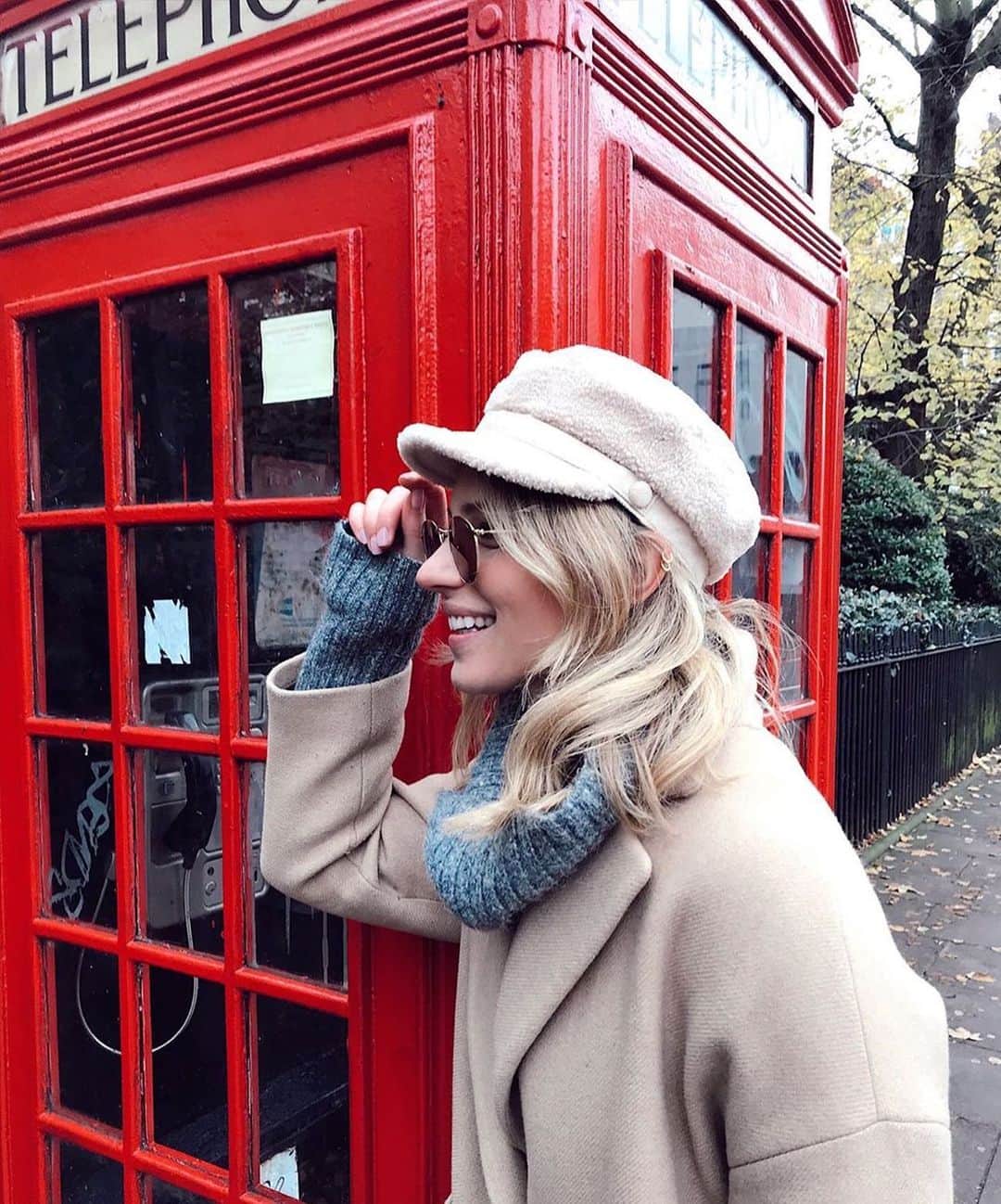 アクセサライズのインスタグラム：「Frosty, but make it fashion with 20% off everything this #BlackFriday🥳. Plus keep your eyes peeled for 50% off our bestsellers, available online AND in store now! 🔎: Baker boy cap - Available in store now. 📷: @assetmaye  #Accessorize #Accessorizer」