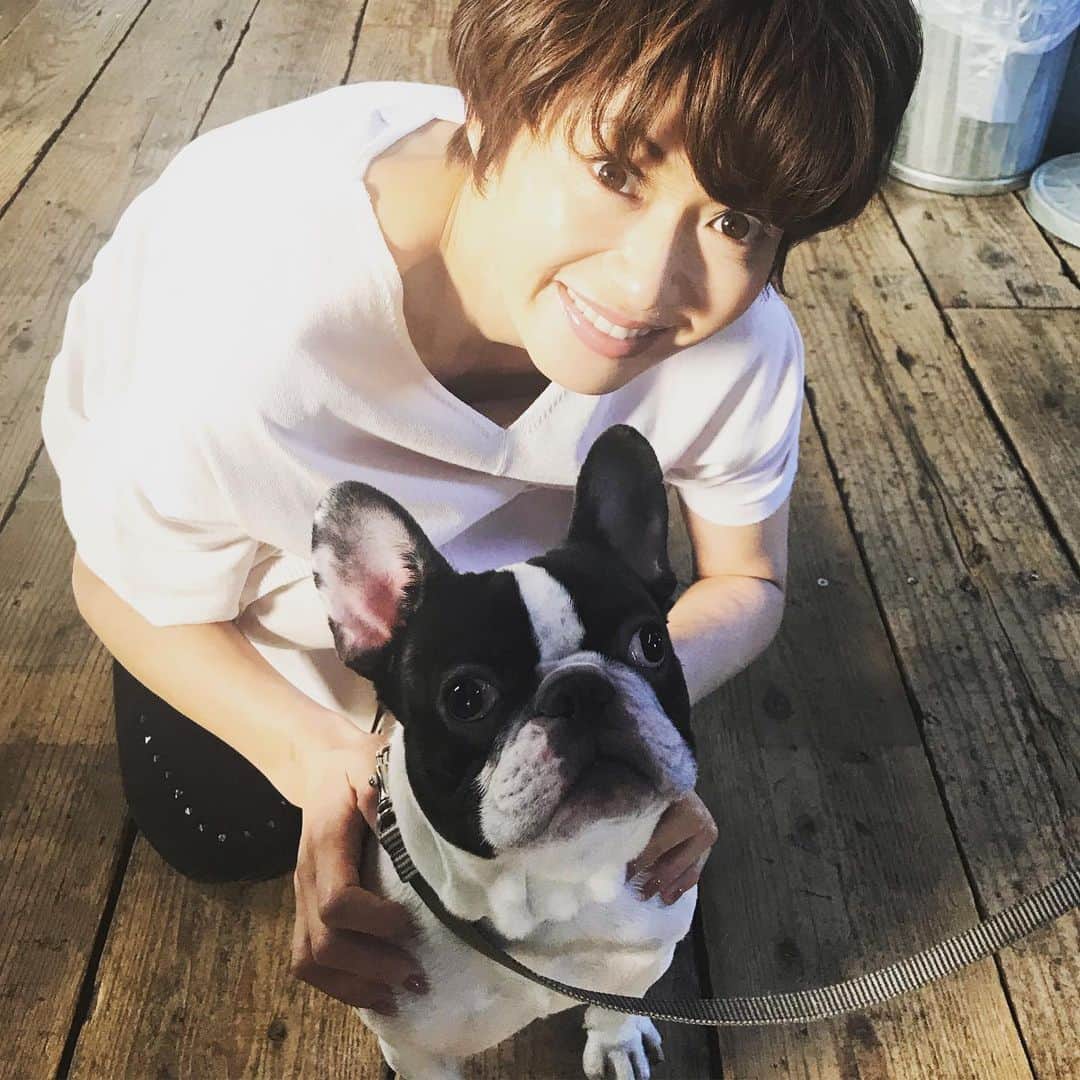 畑野ひろ子のインスタグラム：「今日は、オンワードさんの撮影。 モデルのこたろうくんと😆 最高のスタッフ揃いで、集合写真も撮りたかったー😭」