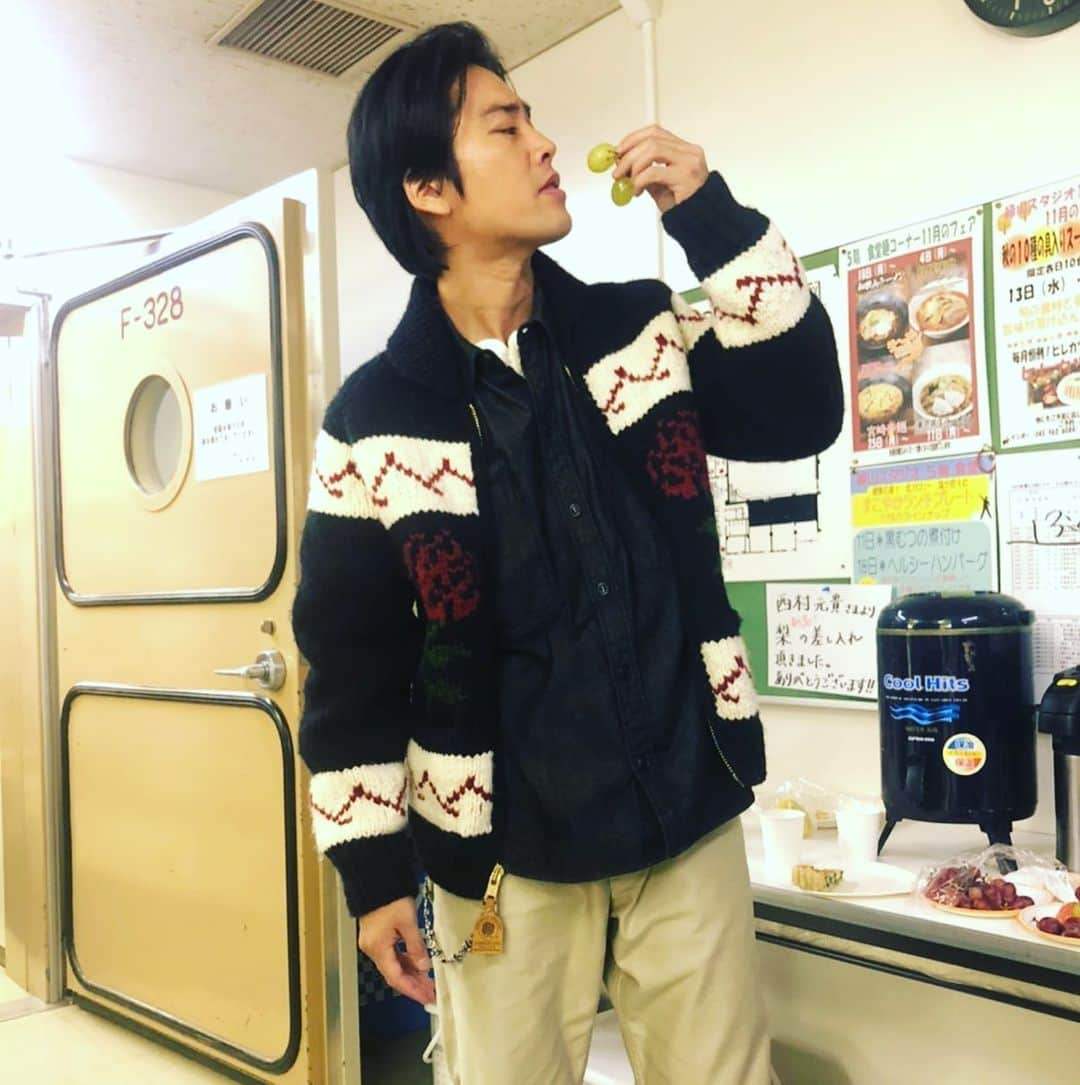 4分間のマリーゴールド【公式】さんのインスタグラム写真 - (4分間のマリーゴールド【公式】Instagram)「#廉✍️ 最近うちが良い方向に向かってきてる感じがするよな👍✨ 俺もこんな風に洒落こんでる余裕あったしよ😗 なのに沙羅がぶっ倒れてよぉ… 運命と関係あるのか？勘弁してくれよ🤯🤯🤯 家長として出来ることはまだあるはずだよな‼️ * #秋の味覚🍁花巻家🏠 #4分間のマリーゴールド #よんまり #今夜10時からは第8話 #あと2時間 #桐谷健太 #tbs」11月29日 20時00分 - 4mari_tbs