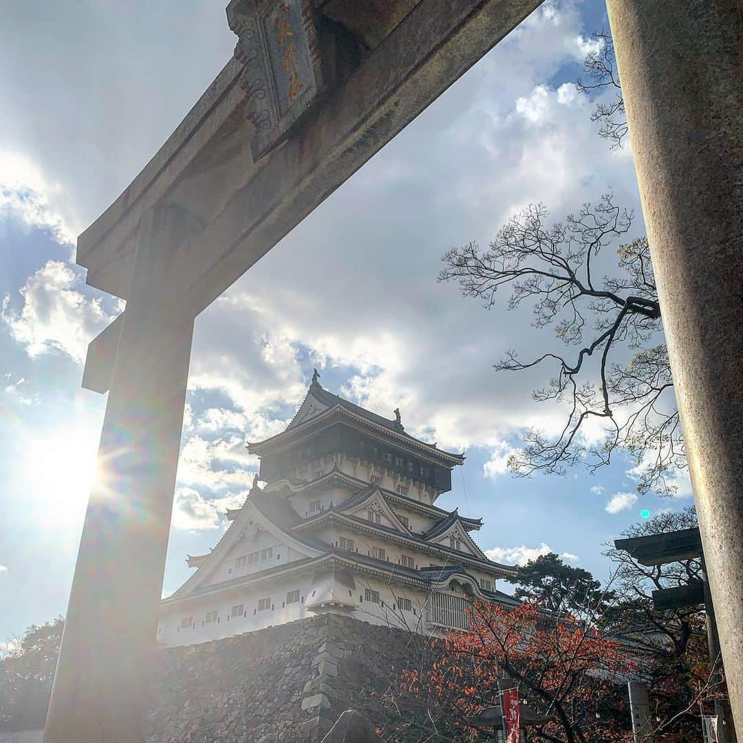 夢花らんさんのインスタグラム写真 - (夢花らんInstagram)「小倉城内にある八坂神社。 せっかくレッスンで小倉にきたので、 少し観光して帰りました^_^ 鳥居から見えるお城が素敵です！ お天気にも恵まれ、最高でした🥰 小倉城も入りましたが、ゆったりとした 学びの時間になりました^ - ^ #小倉観光  #小倉  #小倉城  #八坂神社  #北九州」11月29日 20時01分 - yumehana.ran