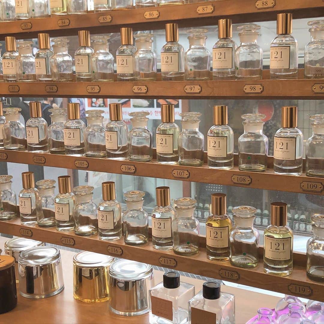 MERY BEAUTYさんのインスタグラム写真 - (MERY BEAUTYInstagram)「. 自分だけの香り作り in Korea ♡ . 韓国旅行の思い出にもぴったりな、MAISON DE PARFUM 121。 121種類の香料から2種類を選んで好きな割合をセレクトして作るオリジナルの香水が大人気なんです♡ 店内もとっても可愛いので、近くに行った際はぜひ足を運んでみてね。 . MAISON DE PARFUM 121 : Le mal du pays（ @121lemaldupays ） 【店舗情報】 住所：ソウル特別市麻浦区西橋洞411-18 . photo by @mi.mi_pink @oo.kaho.oo . MERYでは他にも「かわいい」に近づくさまざまな情報を発信しています。 @mery.jp かわいいに近づく情報をたっぷりご紹介！ @mery_spot 話題のカフェやお出かけスポット情報をお届け♡ こちらもぜひチェックしてみてください！ .」11月29日 20時01分 - mery.beauty