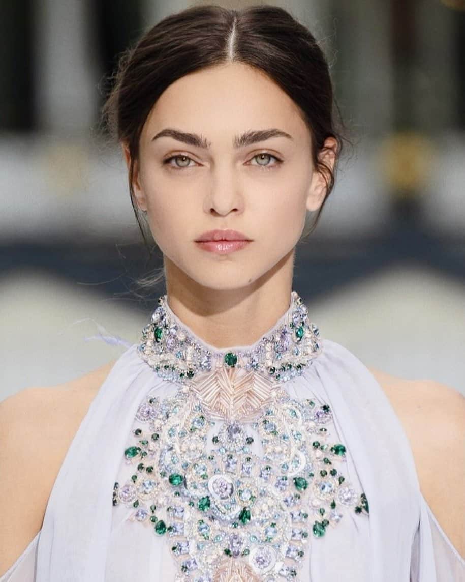 Zhenya Katavaのインスタグラム：「Выходишь на подиум 👸🏽 и уже обратно заходишь.  Насладиться моментов вообще не успеваешь 😅. Давайте предположим 😇 (у меня тут моделей ещё куча ) вопрос❓О чем (бы) вы думаете/ли когда идёте по подиуму?  #runway У меня топ-3 - красиво 😍 - какой яркий свет - главное, чтоб платье в туфли не попало」