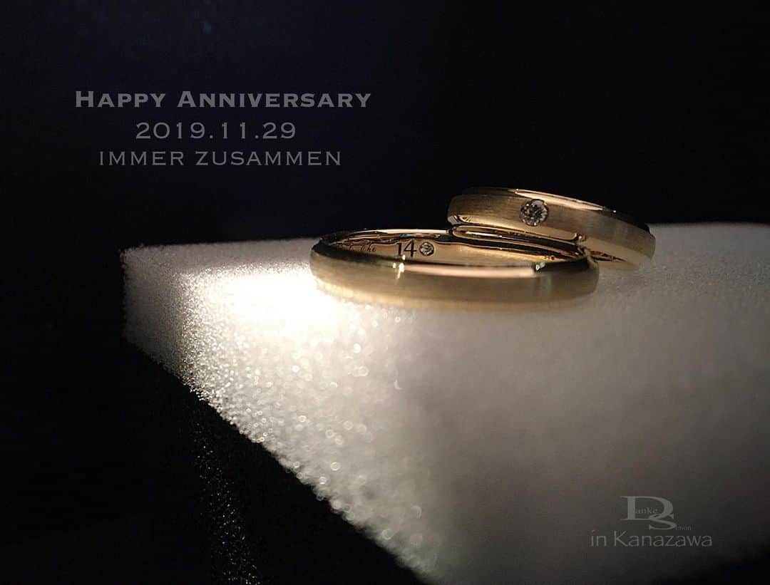 Danke schön ダンケ 金沢 結婚指輪 鍛造さんのインスタグラム写真 - (Danke schön ダンケ 金沢 結婚指輪 鍛造Instagram)「・ ・ ・ 今日が御入籍のお客様へ プレゼントした画像🥰 ・ ・ 地金の色が変わると 本当に雰囲気が変わります。 ・ ・ どのデザインの 地金変更だか分かりますか？ ・ ・ このデザインのこの地金は Dankeお初でした👍🏻 ・ ・ 鍛造削り出し 🇩🇪クリスチャンバウアーと言っても デザインパターンは ・ ・ 何百! 何千種類‼︎とあり ネット上に登場してるのは ・ ・ 極極 一部です。 ・ ・ まだまだ 日本の皆様が 知らないデザインがてんこ盛り ・ ・ 先ずは ご相談くださいね。 ・ ・ ・ 鍛造削り出し 🇩🇪クリスチャンバウアー 専門店 『  Danke schön 』 ・ ・ ・ ——Danke————————————— ▪︎トップページ 🔜 @danke2005 ———————————schön———— ・ ・ ・ #クリスチャンバウアー #ドイツ製 #経年変化を楽しむ#christianbauer_kanazawa #クリスチャンバウアー金沢 #金沢結婚指輪 #結婚指輪 #婚約指輪 #鍛造指輪 #北陸花嫁  #結婚指輪選び  #marriagering #ダイヤモンドリング　#ブライダルリング  #結婚指輪探し #ポルシェ #メルセデスベンツ #金沢クリスチャンバウアー #マリッジリング #イエローゴールド #結婚記念日 #切削 #ポリッシュ #結婚指輪金沢  #結婚指輪探し  #御褒美 #福井結婚指輪 #富山結婚指輪 #メンズリング ・ ・ ・ ------------------------------------------ 鍛造削り出し 🇩🇪クリスチャンバウアー 専門店 『  Danke schön 』 ・ • 営業時間 am11:00〜pm9:00 • 定休日 : 木曜日 • 駐車場 : 店舗前OK • ご予約 : 優先 ・ ・ ——Danke————————————— ▪︎トップページ 🔜 @danke2005 ———————————schön————」11月29日 20時12分 - danke2005