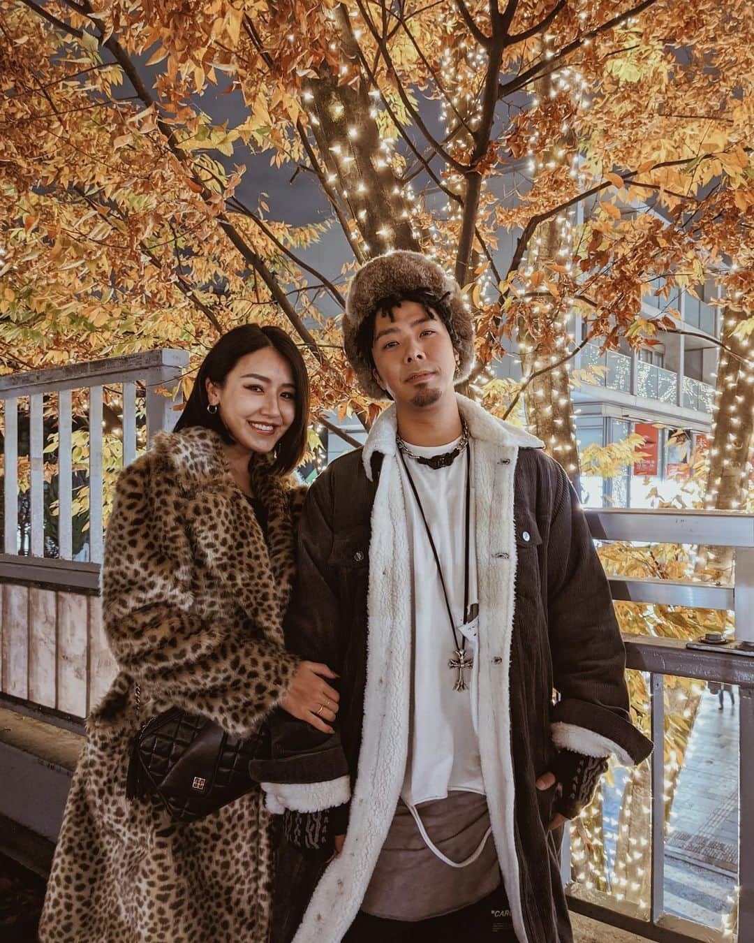 のインスタグラム：「🍂💫🍁✨🌾 表参道のイルミネーション💫 Google pixel4の夜景モードで撮影した写真がこちら✨ 本当にきれいすぎ！！ ポートレートモードも後ろのライトがぼやけて綺麗だけど、私は夜景モードが好き💛🧡 久々にちょっとだけデートできて楽しかった❤️ w/ @shoma3 . @googlepixel #googlepixel4#googlepixel#pixelで撮影#teampixel#googleのスマホ#illumination#christmas#date#couple」