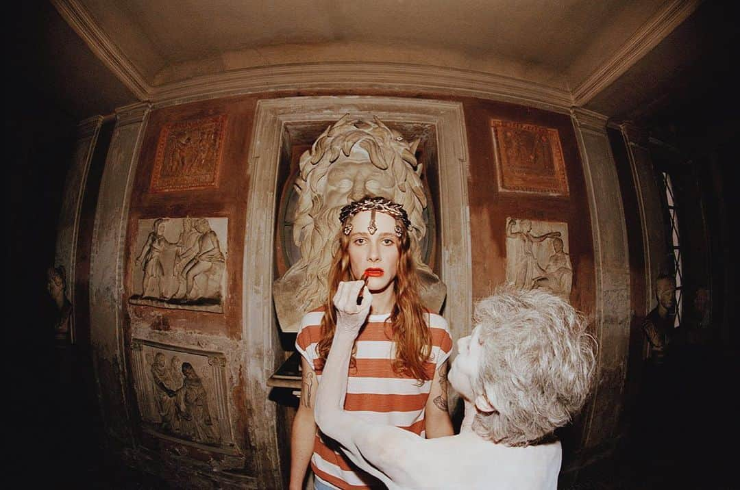 グッチさんのインスタグラム写真 - (グッチInstagram)「An image from ‘Ωοτοκία’ (Oviparity), the artbook photographed by @yorgoslanthimos inside the Leda Gallery of Villa Albani Torlonia in Rome. The photograph depicts a woman—whose powdered skin mimics the pallor of marble—applying the @guccibeauty Rouge à Lèvres Satin lipstick shade 505 ‘Janet Rust’ on a young model wearing #GucciCruise20. Discover more through link in bio. @alessandro_michele #AlessandroMichele #GucciBeauty @idea.ltd」11月29日 20時05分 - gucci