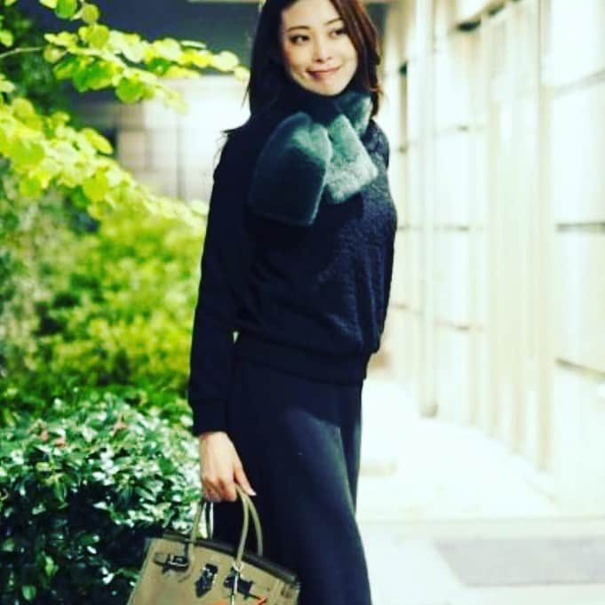 珠洲春希さんのインスタグラム写真 - (珠洲春希Instagram)「着用model。 このフェイクファーのマフラー🧣は本当に気持ちが良くて… 最近のフェイクファーは、クオリティが高いです… ✨✨✨ 5枚目は、このような感じでネットで載っています。 #着用モデル #リール」11月29日 20時06分 - harukisuzu54