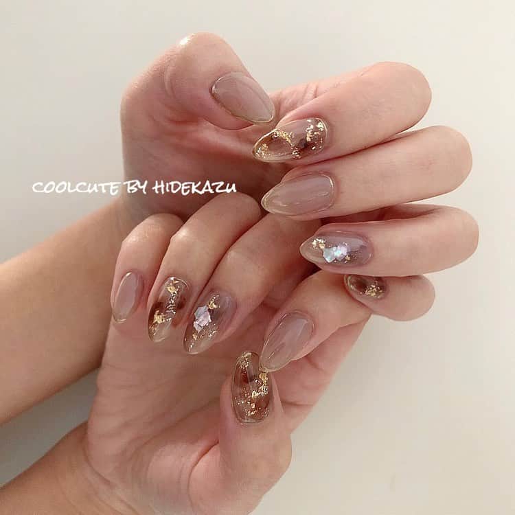 のインスタグラム：「ニュアンス天然石☆ ・ シンプルなキレイめニュアンス天然石🤗 ・ エキスポ限定販売でしたこのシェルもね、可愛いっす🤩 ・ ・ ・ ネイル施術、レッスンのご予約お問い合わせはこちらから⬇️ プライベートサロンCoolCute 中目黒駅徒歩２分  ご予約はLINEより LINE 🆔→「@ghu9662h」 ※@マークをつけたままご検索ください。  もしくはプロフィールの「メール」よりお問い合わせください。  新店舗につき、ご新規様大歓迎。 お気軽にお問い合わせくださいませ。  #おしゃれ#ファッション#かっこかわいい#coolcute#hidekazu#メンズネイリスト#ネイル#ジェル#ジェルネイル#ジェルアート#ネイルデザイン#ネイルアート#大理石ネイル#天然石ネイル#大人ネイル#グレージュネイル#グリッター#スモーキーネイル#ラメネイル#グリッターネイル#シェルネイル #nail#nails#nailart#nailartist#gelnail#naturalstone#naturalstones#nailstagram#Instanail」