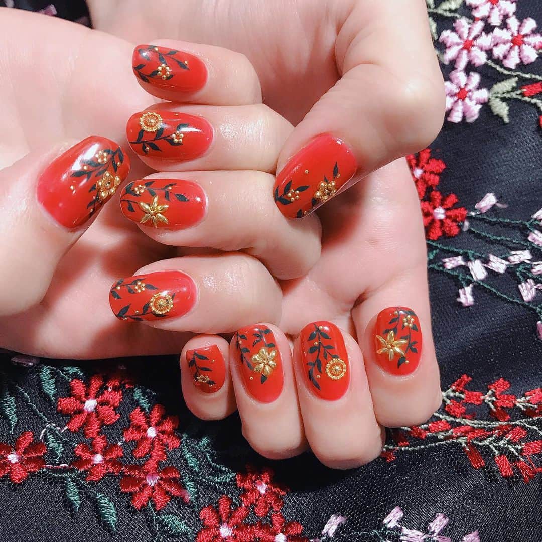 なかやまちえこのインスタグラム：「Red. PREGELクリアレッドとレッドブラウン、テラコッタブラウンをmix. きまぐれピグメント ハイリッチ 7607 スタッズ #nail #nails #nailart #ネイル #美甲 #ネイルアート  #clou #nagel #ongle #ongles #unghia #japanesenailart #manucure #네일 #젤네일 #네일아트 #네일리스트 #japanesenails #manicurist #gelnails #أظافر #赤ネイル #rednails #flowernails #スタッズネイル #studs #studsnails #中田クルミ ちゃん」