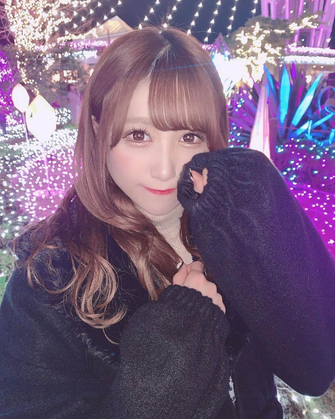 田口未彩のインスタグラム：「🎀 . . 江ノ島デート❤︎❤︎ . . #江ノ島 #江ノ島灯台 #江の島 #江の島灯台イルミネーション #イルミネーション #イルミ #イルミネーションデート #デート服 #コート #冬コート #冬メイク #イートミー #量産型女子 #量産型 #巻き髪 #デートスポット」