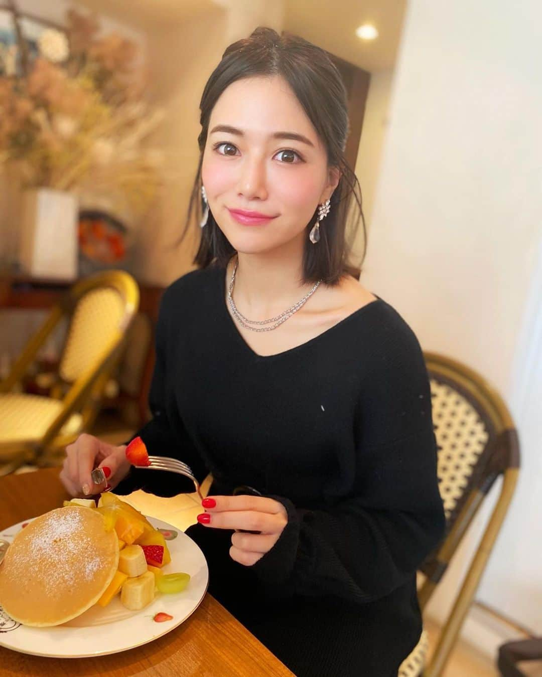 石井里奈さんのインスタグラム写真 - (石井里奈Instagram)「こんばんは☺️✨ . 今夜は里奈ログ😋🥞🍓 . またまた行ってきました、リーベルのパンケーキ🥞こないだお母さんと行ったらお母さんも東京きたら絶対また食べたい！っていってたぐらい石井家お気に入りのお店🤔❣️ . これ食べると一日頑張れるんだよね🔥 . この日のワンピは12/8まで新宿ルミネエスト1FでPOPUPしている @roine_official のニットワンピ😍驚くほどスタイルよく見えるし、大人っぽく見えるのです💕 . @blair_salon でハイフしてから、思いきりアップヘアを楽しめるようになって楽しい〜😍低価格で効果あるから本当おすすめ🙆‍♀️12月末また予約しました✌️ . 今からまたお仕事で✈️です✨ いろんな機会を頂けるのはありがたいこと！頑張ってきます！ . 今日もお疲れ様でした💕 . #ニットワンピ #ニットコーデ #roine #lipservice #リップサービス #knit #冬コーデ #コーデ #コーディネート #coordinate #プチプラコーデ #きょコ #セクシー #sexy #黒ワンピ #blackdress #りなまるグルメ #パンケーキ #pancake #フルーツ #パンケーキ巡り #ブラックフライデー #blackfriday #リップ #lip #bf #fruit #スイーツ女子 #グルジョ #グルメ」11月29日 20時11分 - ri7tin1025