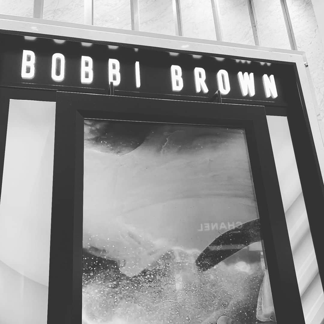 神山まりあさんのインスタグラム写真 - (神山まりあInstagram)「伊勢丹新宿店のリニューアルイベント✨ 私はBOBBI BROWNの店舗にお邪魔しました💄ファンデもリップも、もはやBOBBI BROWN一色な私のメイクポーチ❤️ @bobbibrownjapan  #Isetan_Beauty  #BOBBIBROWN  #ボビイブラウン #fashion #love #mom #happy」11月29日 20時21分 - mariakamiyama