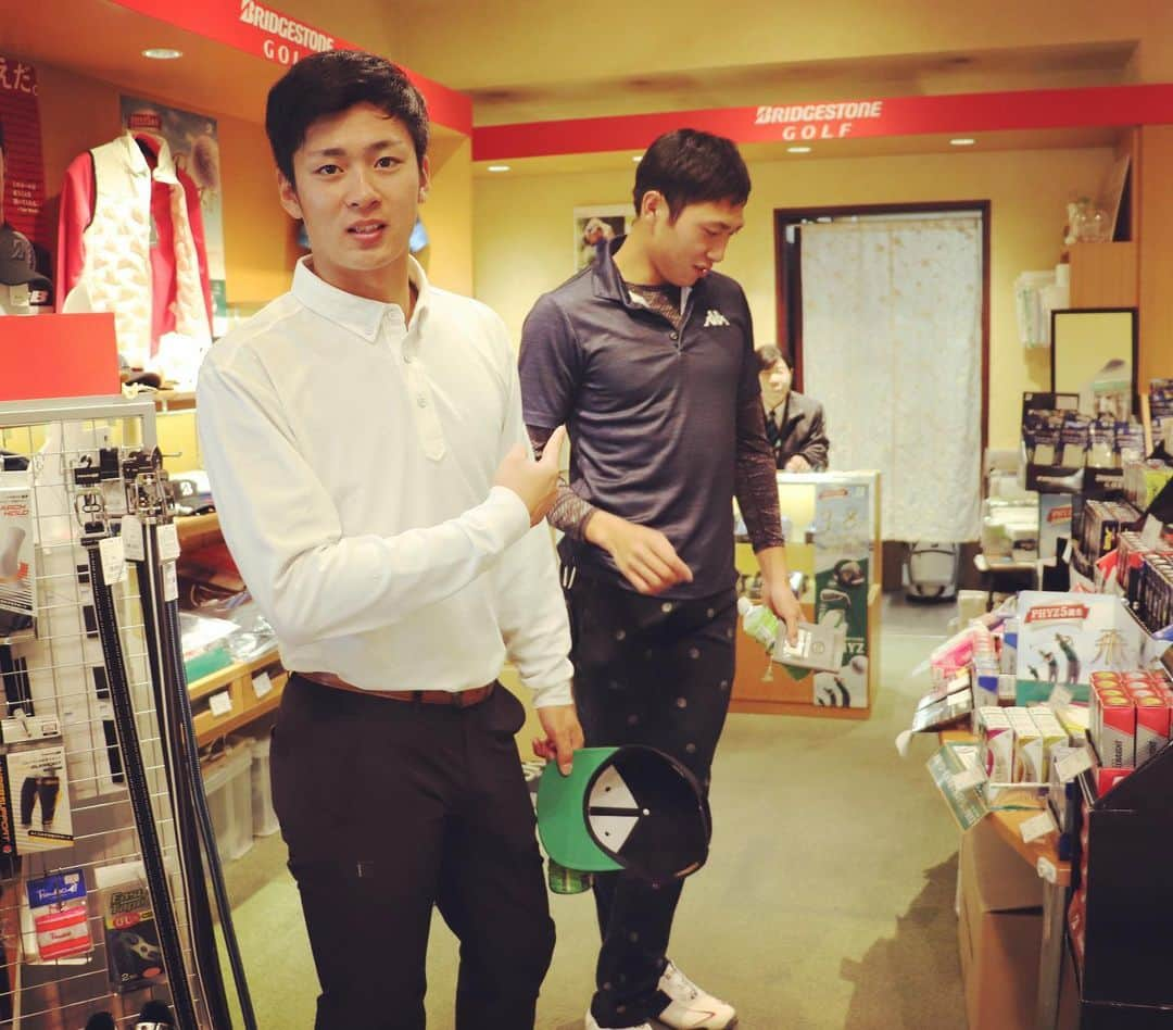 福岡ソフトバンクホークスさんのインスタグラム写真 - (福岡ソフトバンクホークスInstagram)「#球団納会ゴルフ2019 #ゴルフ場入り#一番星 #カートの乗り方#その1 #カートの乗り方#その2 #あなたに届け #貸せよー#やだよー #みんな#至近距離#測りがち #完食 #お疲れモード #前半で結構ボール無くしてました #softbankhawks #ホークス #奪sh」11月29日 20時14分 - softbankhawks_official