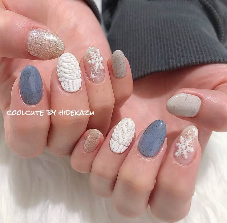 のインスタグラム：「ボアニット☆ ・ ボアニットと雪の結晶のコラボ❄️ ・ ・ ◇ボアパウダー @raygel.nail_official  @jein_apre ・ ◇セレクトグリッタークリスタルホワイト(12月発売予定) @tsumekira ・ ・ ・ ・ ネイル、レッスンのご予約お問い合わせはこちらから⬇️ プライベートサロンCoolCute 中目黒駅徒歩２分  ご予約はLINEより LINE 🆔→「@ghu9662h」 ※＠マークをつけたままご検索ください。  もしくはプロフィールの「メール」よりお問い合わせください。  新店舗につき、ご新規様大歓迎。 お気軽にお問い合わせくださいませ。 ・ ・ ・ #ファッション#おしゃれ#かっこかわいい#coolcute#hidekazu#ネイル#ネイルアート#ネイルデザイン#ジェルネイル#ジェルアート#ニット#ニットネイル#大人ネイル#雪の結晶ネイルフェミニン#ガーリー#冬ネイル#ボアパウダー#ボアニット#nail#nails#nailart#nailartist#gelnail#naildesign#knitnail#knit#knitnails#fashion#nailstagram」