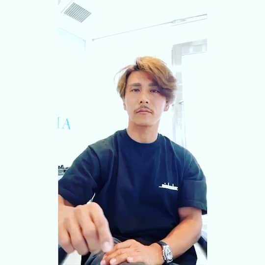 のインスタグラム：「初めて  スタイリング動画  やっちゃいました  アラフォーなのに  自撮りでカッコつけてます…  自分でも正直キツいっす…  ただ  WAXは最高なんで  よろしくお願い致します🤲  #greach  #グリーチ #wax #men #haircolor  #hairstyle #hair #hairstyles  #haircut  #hairsalon #workout  #筋肉美容師」