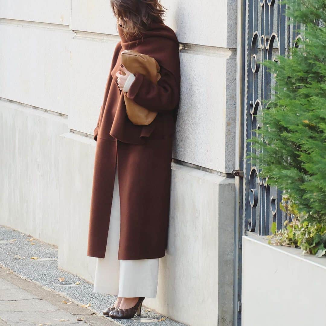 j.chikaさんのインスタグラム写真 - (j.chikaInstagram)「🍫🌰﻿ ﻿ ﻿ ブラウンコートが美味しそうに見えてくる😆﻿ 寒くなると食欲増す❤️﻿ ﻿ ﻿ coat…#kuum#クウム﻿ #ダブルフェイスストールコート﻿ @kuumfashion × @chikako.hongo﻿ knit…#sysorus @sysorus.select﻿ pants…#mylanka @mylanka_fsf﻿ bag,shoes…#newbottega @newbottega﻿ ﻿ 写真のコート含め、﻿ いくつか再販スタートいたしました♡﻿ ﻿ ストーリーに再販アイテムをupしています。﻿ 是非ご覧くださいね^_^﻿」11月29日 20時20分 - chikako.hongo