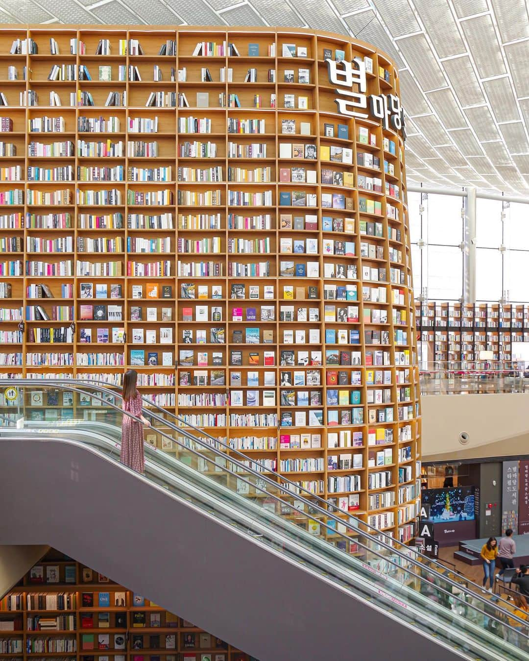 田島知華さんのインスタグラム写真 - (田島知華Instagram)「【Korea🇰🇷Seoul】One of my travel objectives is to visit libraries and bookstores around the world.  I feel happy to be surrounded by books. 世界の図書館や本屋めぐりが好き。 旅先が決まったら必ず変わった図書館や本屋がないかチェックします。  ソウルのピョルマダン図書館は前から行ってみたかったので、かなり長い時間堪能しました。こんなたくさんの本に囲まれて勉強や仕事ができるなんて羨ましい…！ Copyright ©︎ TAJIHARU  PENTAX K-1 MarkⅡ HD PENTAX-D FA 28-105mmF3.5-5.6ED DC WR _ #たじはるトリップ #TAJIHARU_korea #韓国 #ソウル #ピョルマダン図書館 #トラベルフォトライター #田島知華 #たじはる #korea #seoul #starfieldlibrary #igerskorea #별마당도서관 #beautifulplace #earthpix #discoverglobe #discoverearth #wonderful_places #beautifuldestinations」11月29日 20時24分 - haruka_tajima