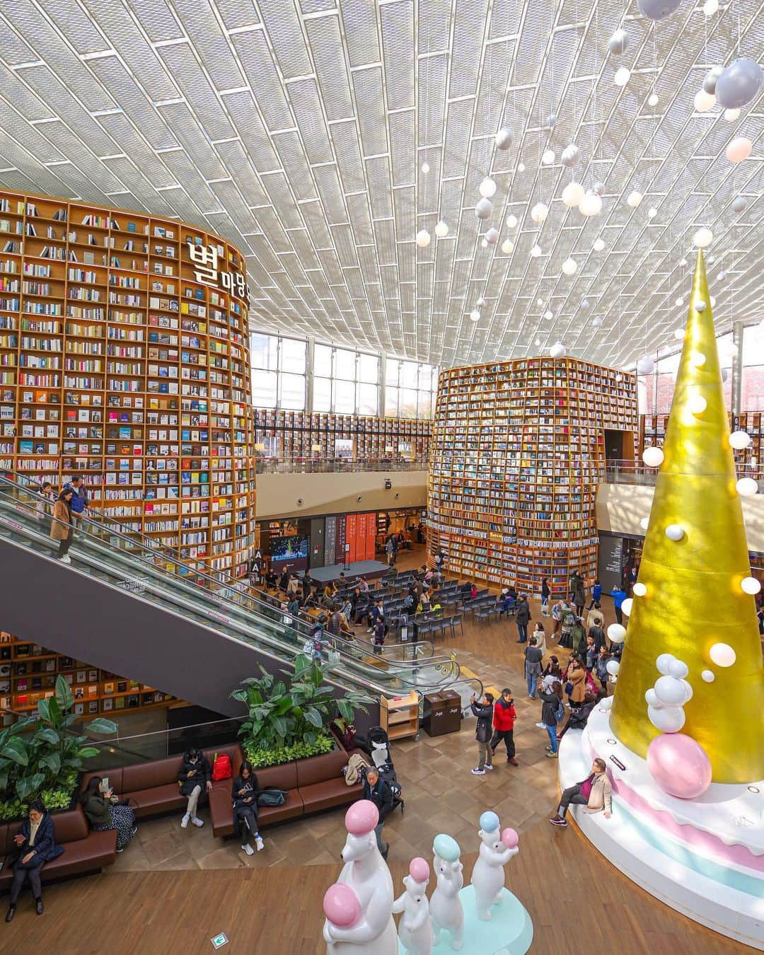 田島知華さんのインスタグラム写真 - (田島知華Instagram)「【Korea🇰🇷Seoul】One of my travel objectives is to visit libraries and bookstores around the world.  I feel happy to be surrounded by books. 世界の図書館や本屋めぐりが好き。 旅先が決まったら必ず変わった図書館や本屋がないかチェックします。  ソウルのピョルマダン図書館は前から行ってみたかったので、かなり長い時間堪能しました。こんなたくさんの本に囲まれて勉強や仕事ができるなんて羨ましい…！ Copyright ©︎ TAJIHARU  PENTAX K-1 MarkⅡ HD PENTAX-D FA 28-105mmF3.5-5.6ED DC WR _ #たじはるトリップ #TAJIHARU_korea #韓国 #ソウル #ピョルマダン図書館 #トラベルフォトライター #田島知華 #たじはる #korea #seoul #starfieldlibrary #igerskorea #별마당도서관 #beautifulplace #earthpix #discoverglobe #discoverearth #wonderful_places #beautifuldestinations」11月29日 20時24分 - haruka_tajima