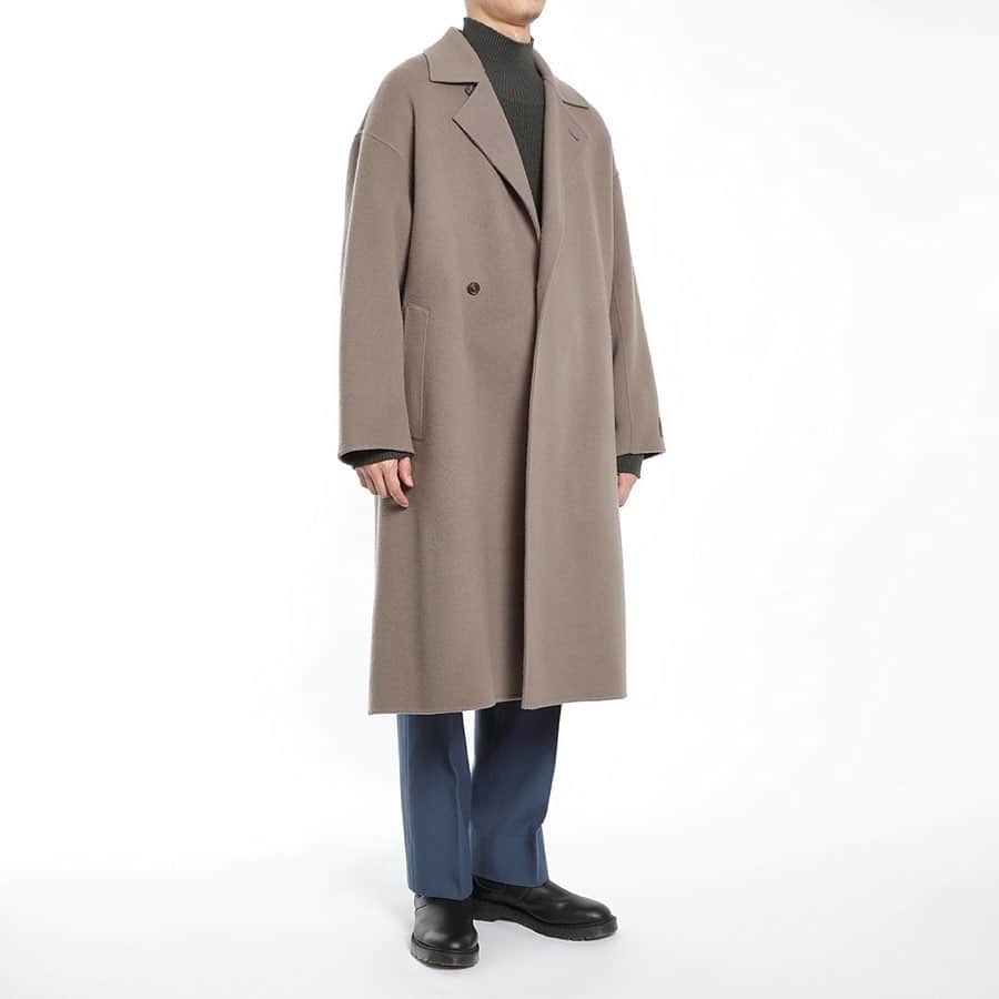 のインスタグラム：「COAT STYLING COLLECTION for HOMME﻿ ﻿ 本格的に冬シーズンにさしかかり、今マストなアイテムとなっている「コート」。﻿ アダム エ ロぺで特におすすめなコートアイテムを使用したスタイリングコレクションをご紹介！﻿ ﻿ @adametrope﻿ @jadorejunonline﻿ #adametrope #coat #outer #styling #mensstyling」